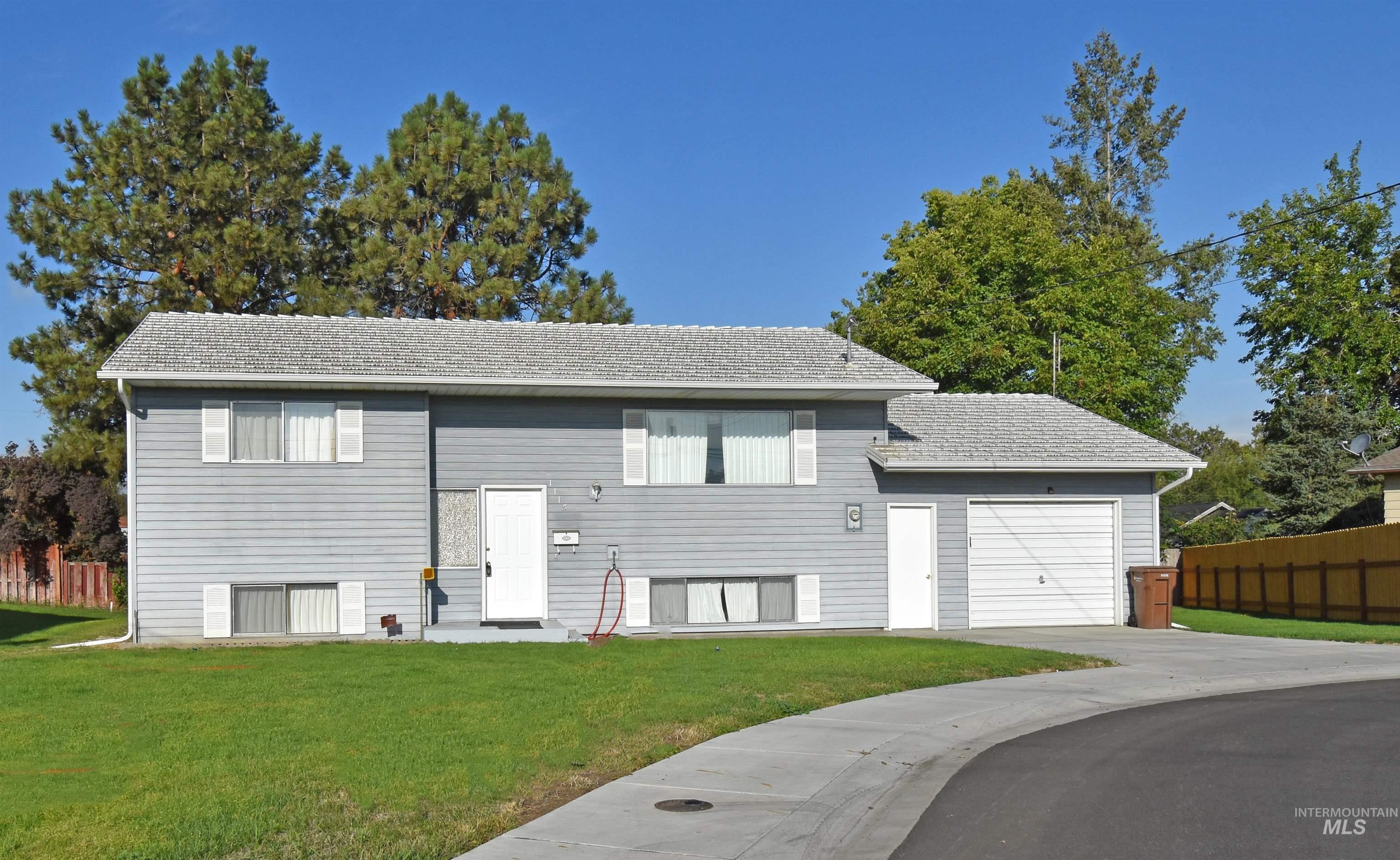 1115 College Court Property Photo 1