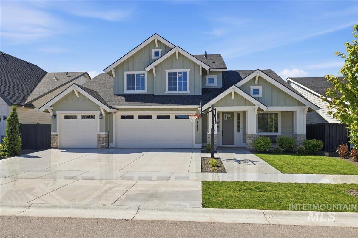 1711 E Spire St Property Photo 1