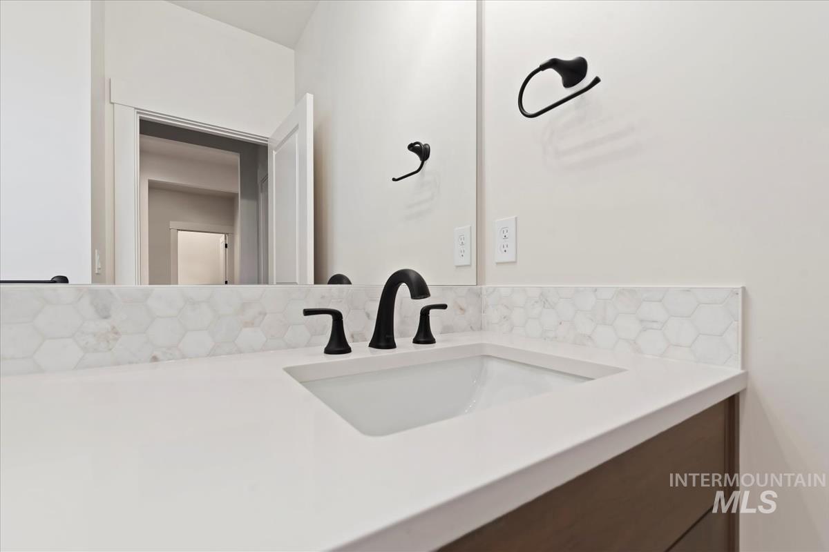 6555 S Charlie Pl. Property Photo 26