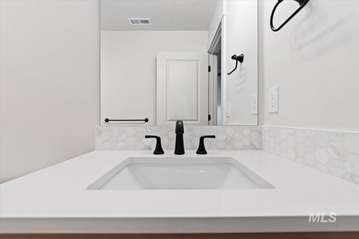 6555 S Charlie Pl. Property Photo 33