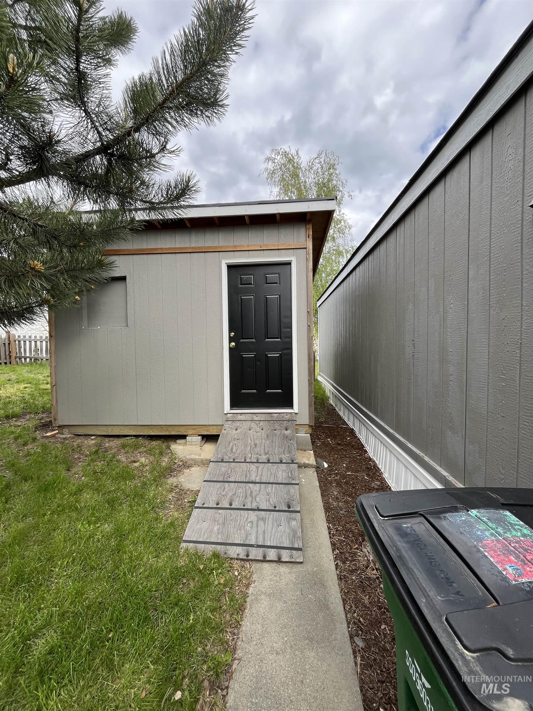 411 N Almon Property Photo 14