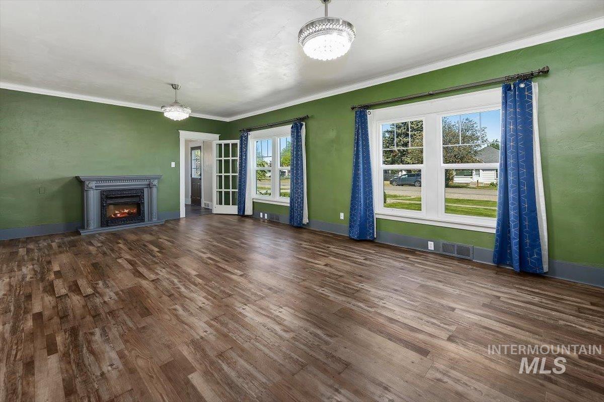 813 7th Property Photo 9