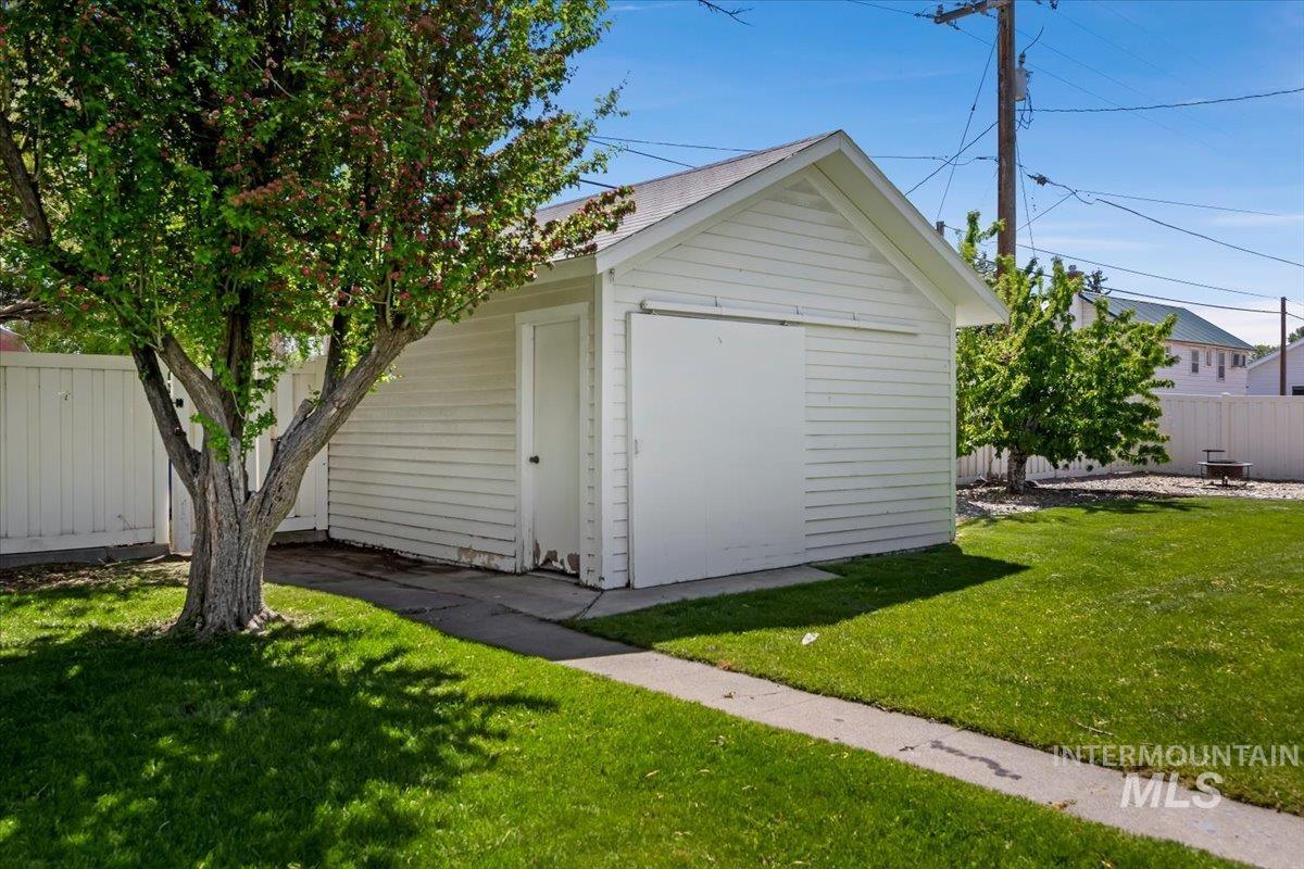 813 7th Property Photo 41