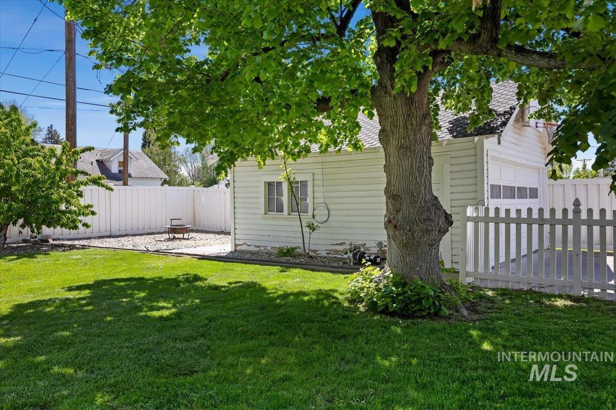 813 7th Property Photo 42