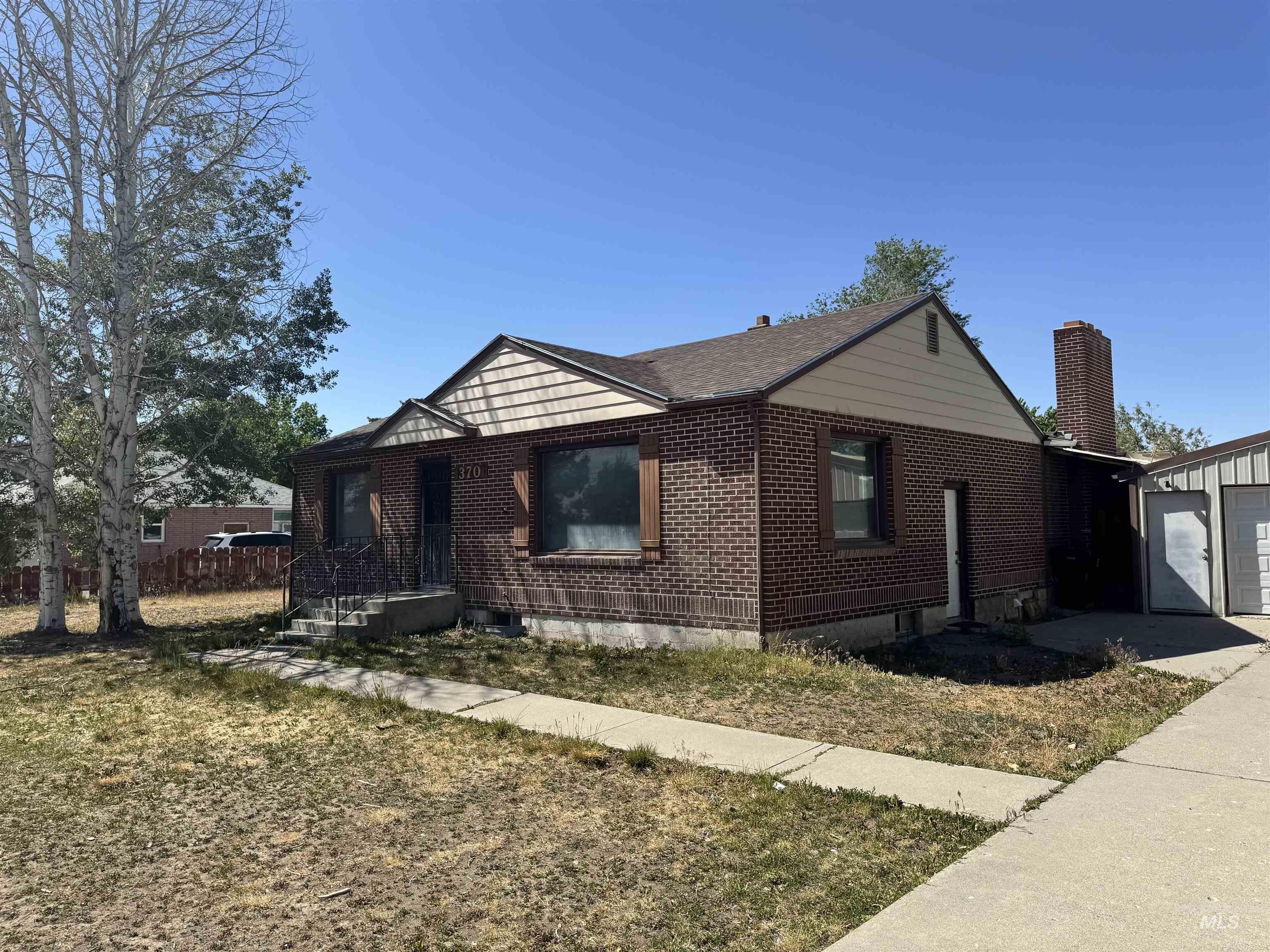 370 E 27th Street Property Photo 1