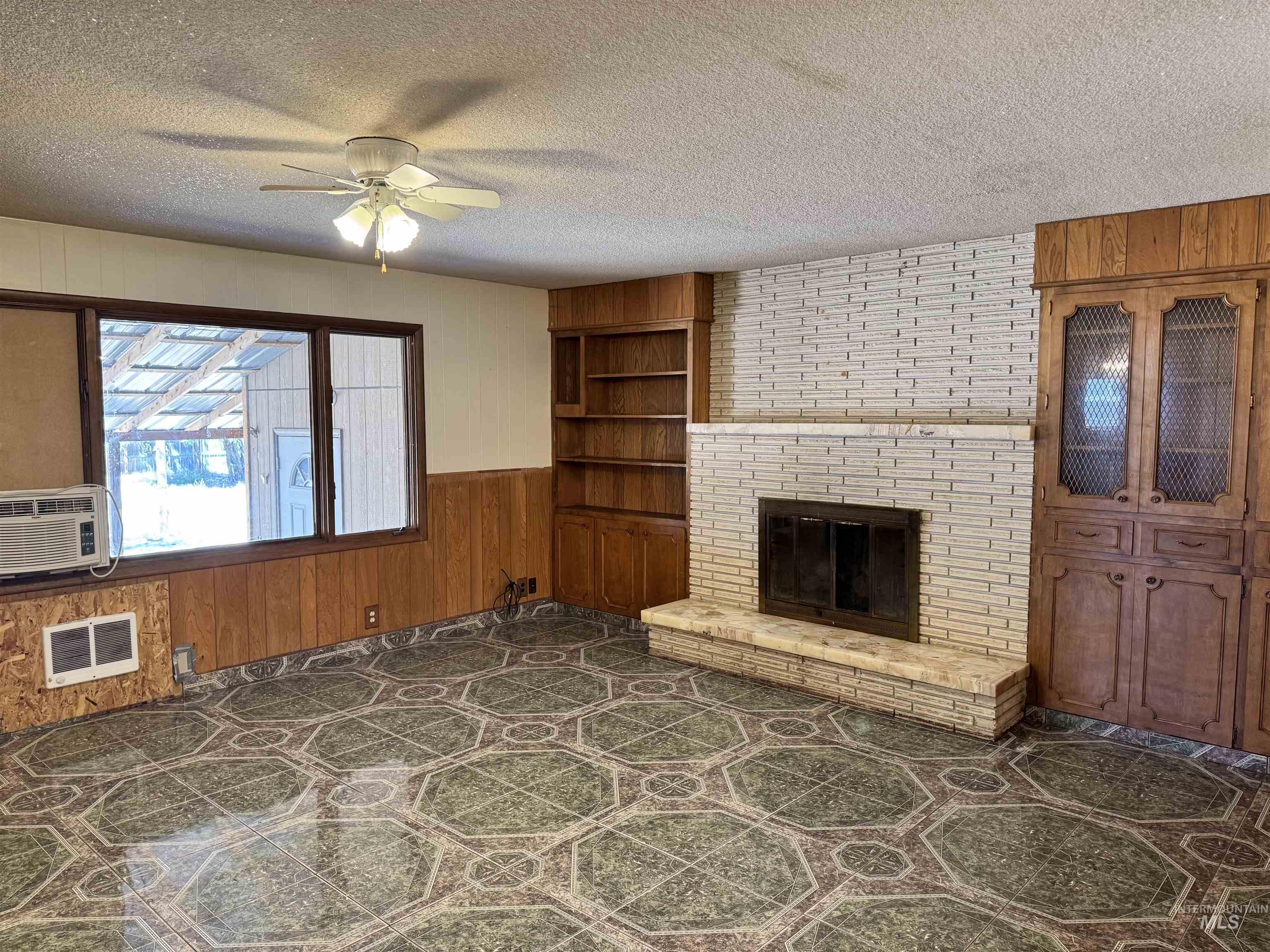 370 E 27th Street Property Photo 5