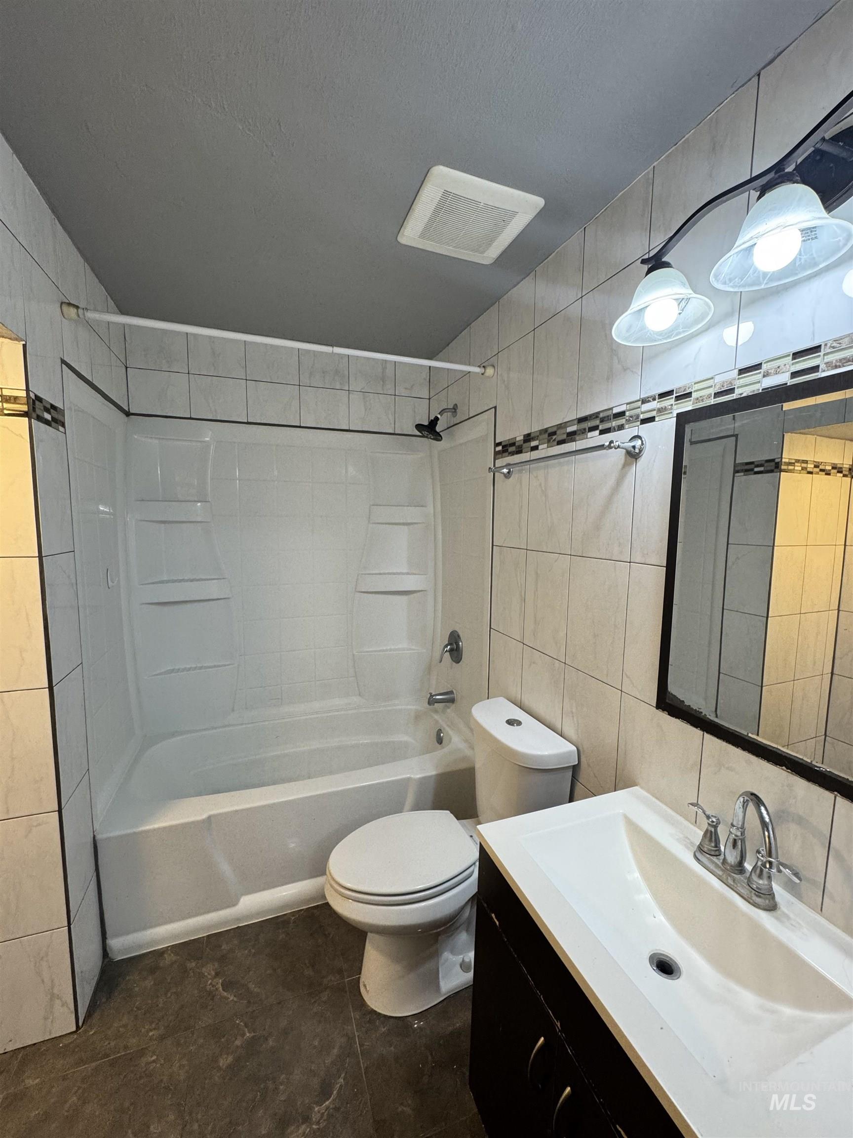 370 E 27th Street Property Photo 11