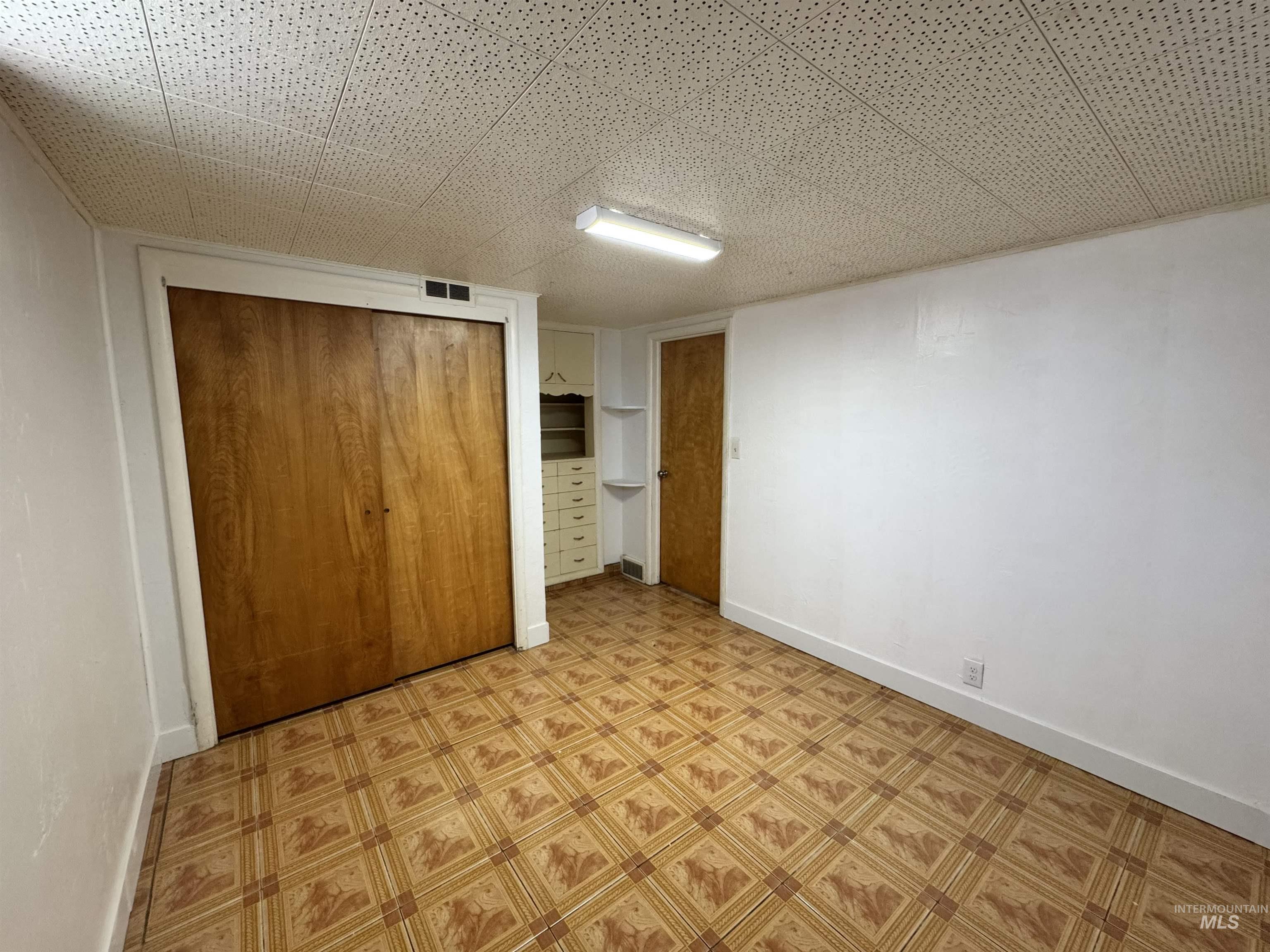 370 E 27th Street Property Photo 15