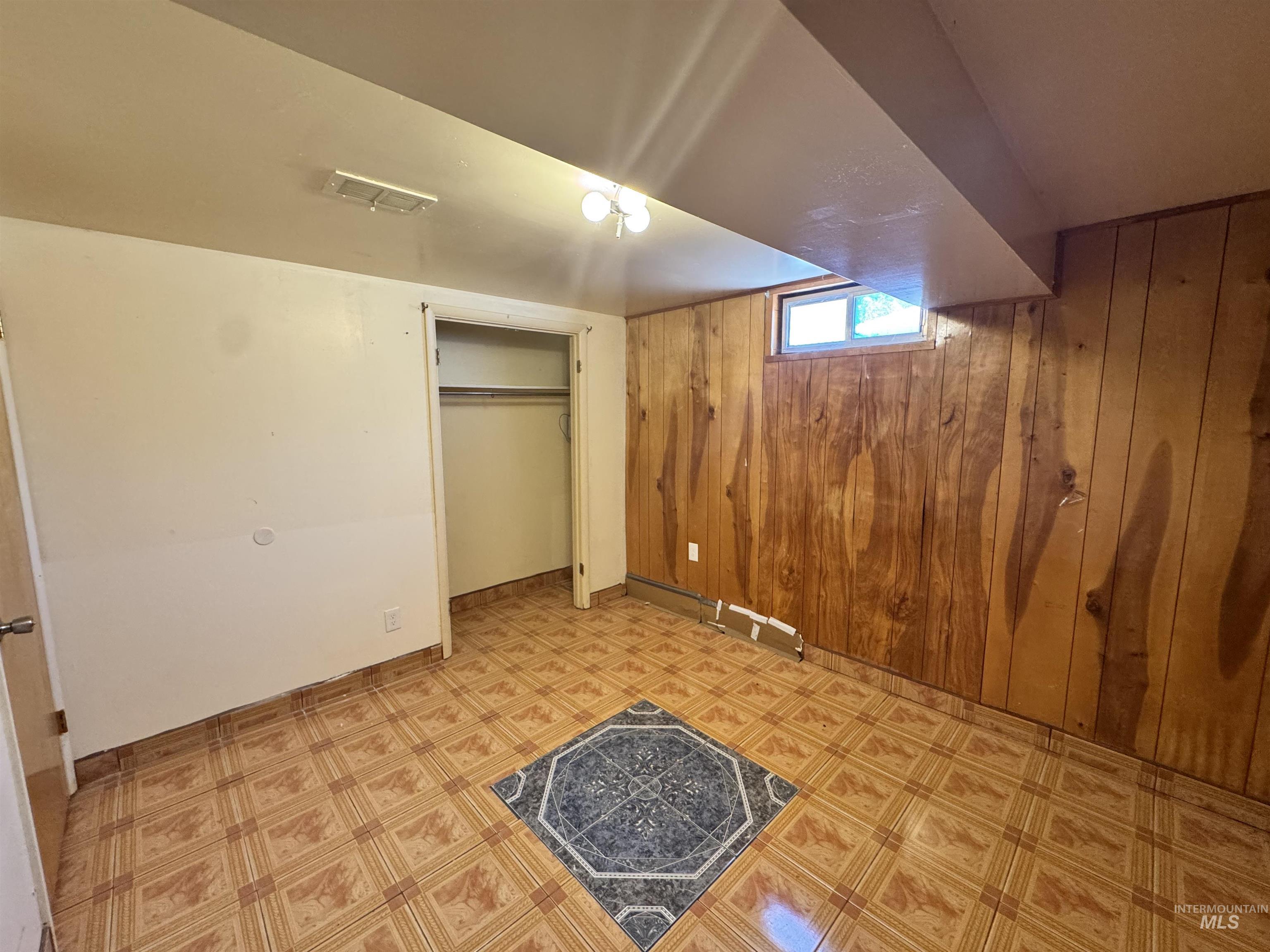 370 E 27th Street Property Photo 16