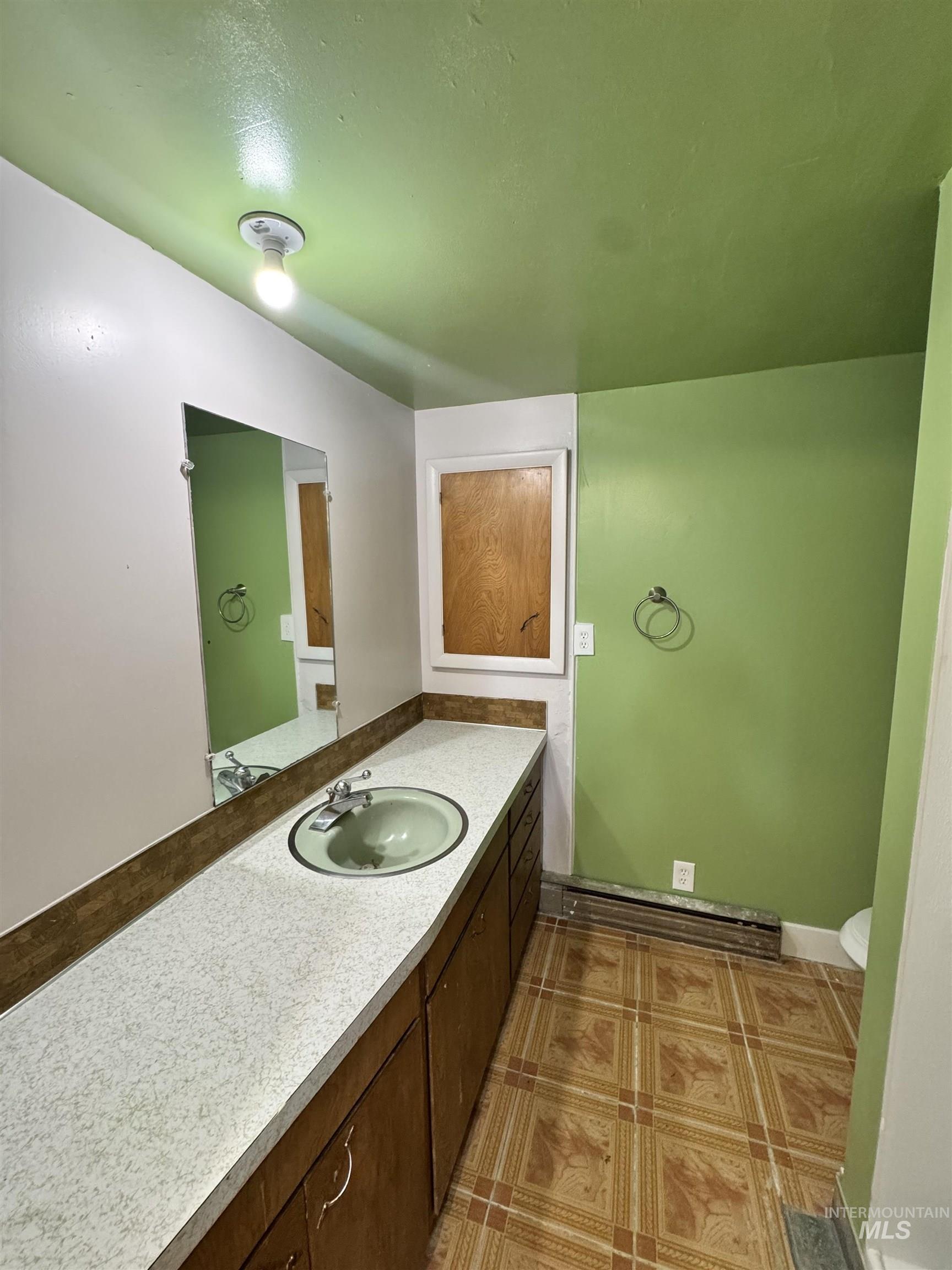 370 E 27th Street Property Photo 17