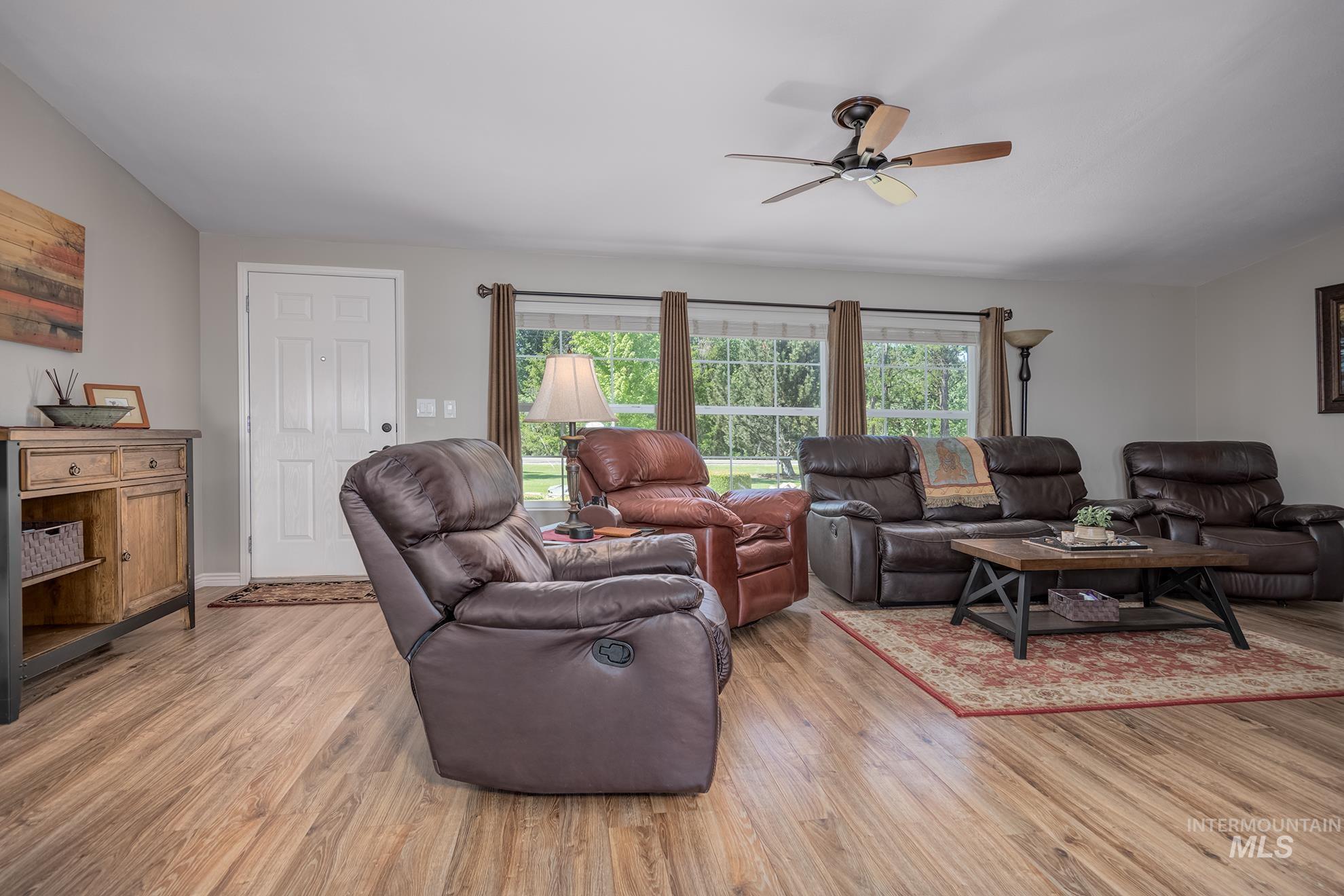 10716 N River Road Property Photo 4