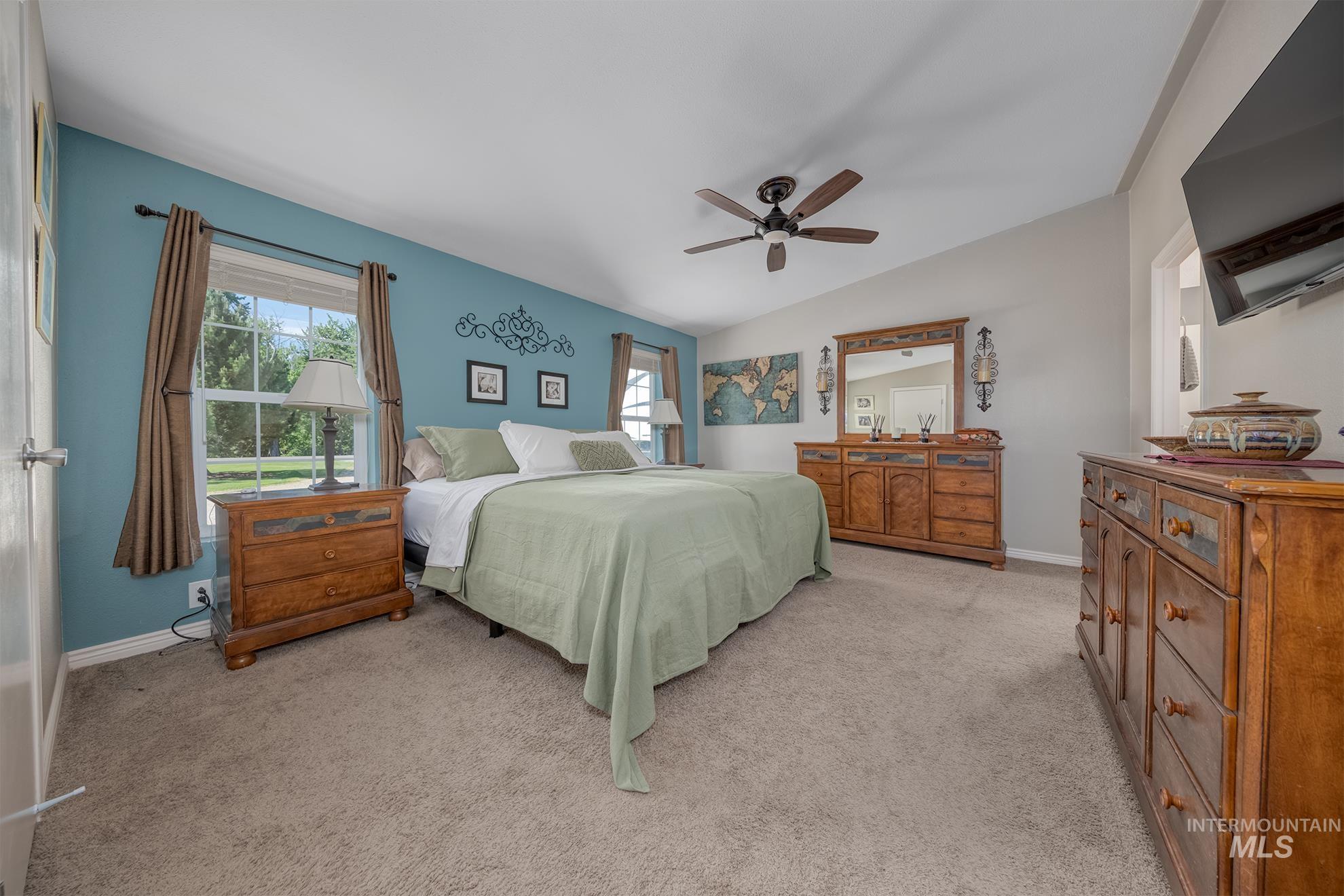 10716 N River Road Property Photo 14