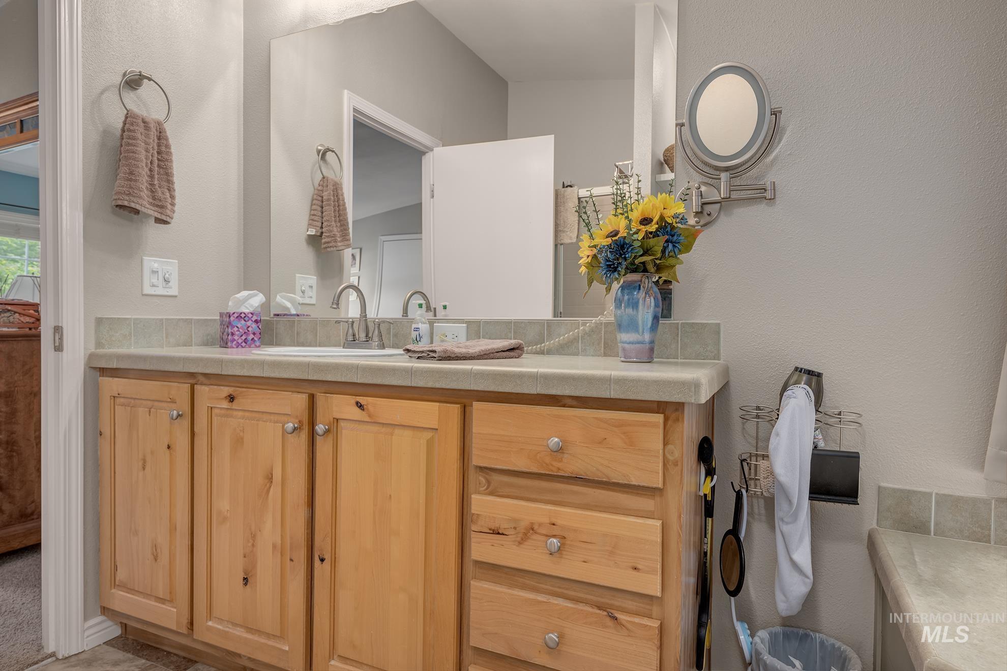 10716 N River Road Property Photo 16