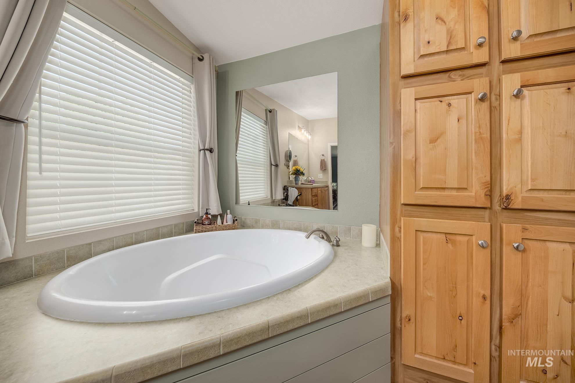 10716 N River Road Property Photo 17