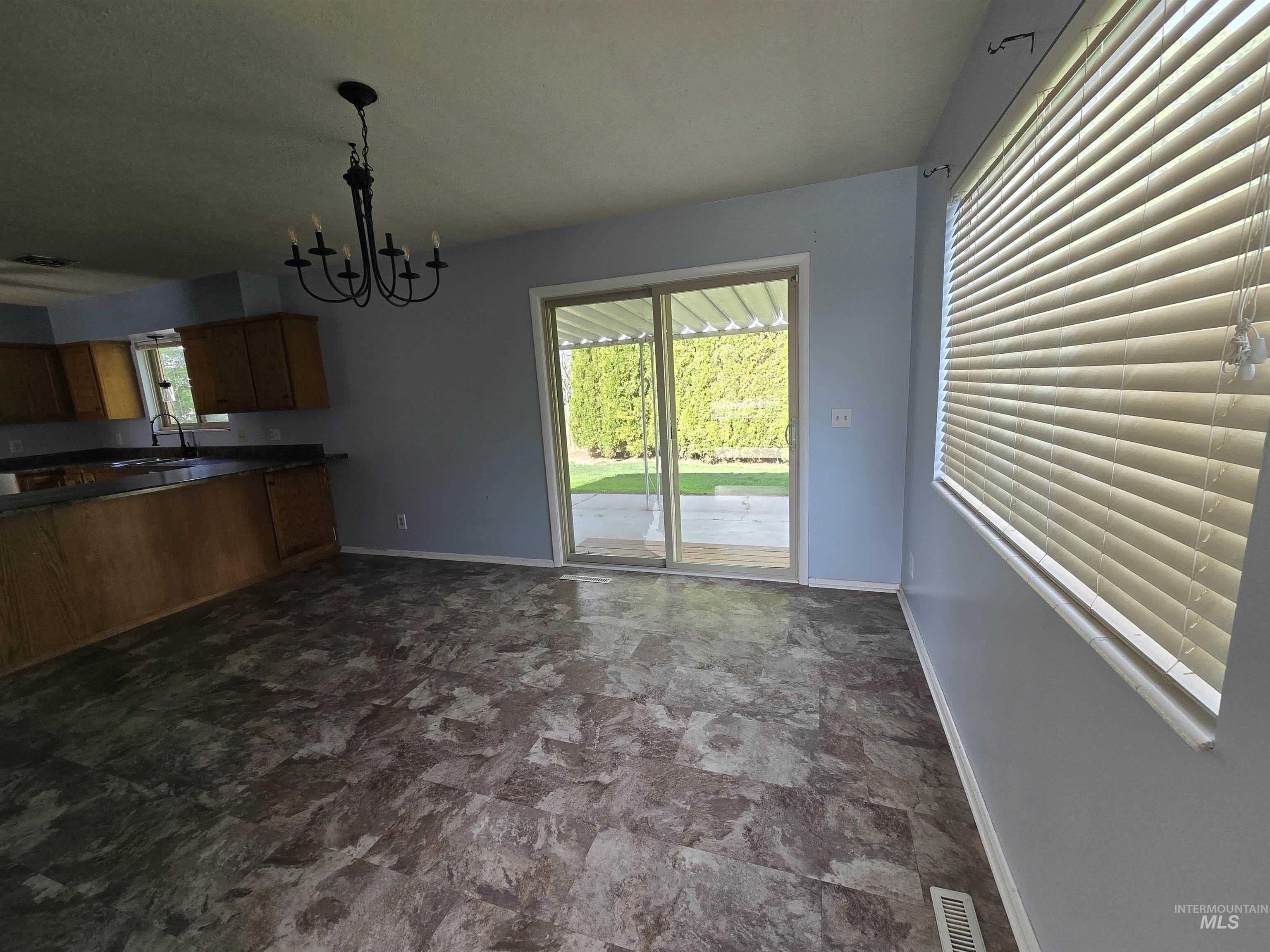 2863 Berkeley Dr. Property Photo 6
