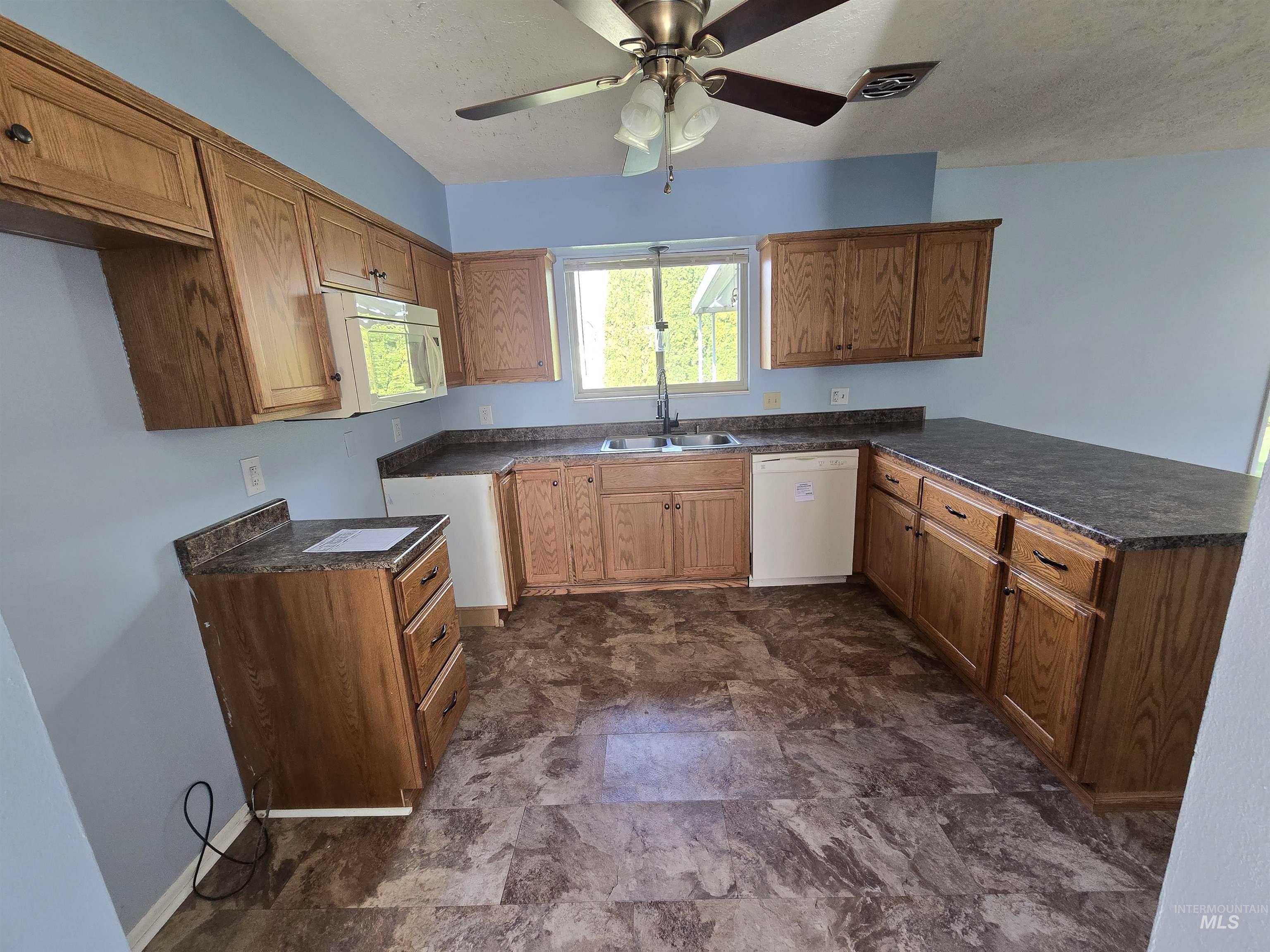 2863 Berkeley Dr. Property Photo 8
