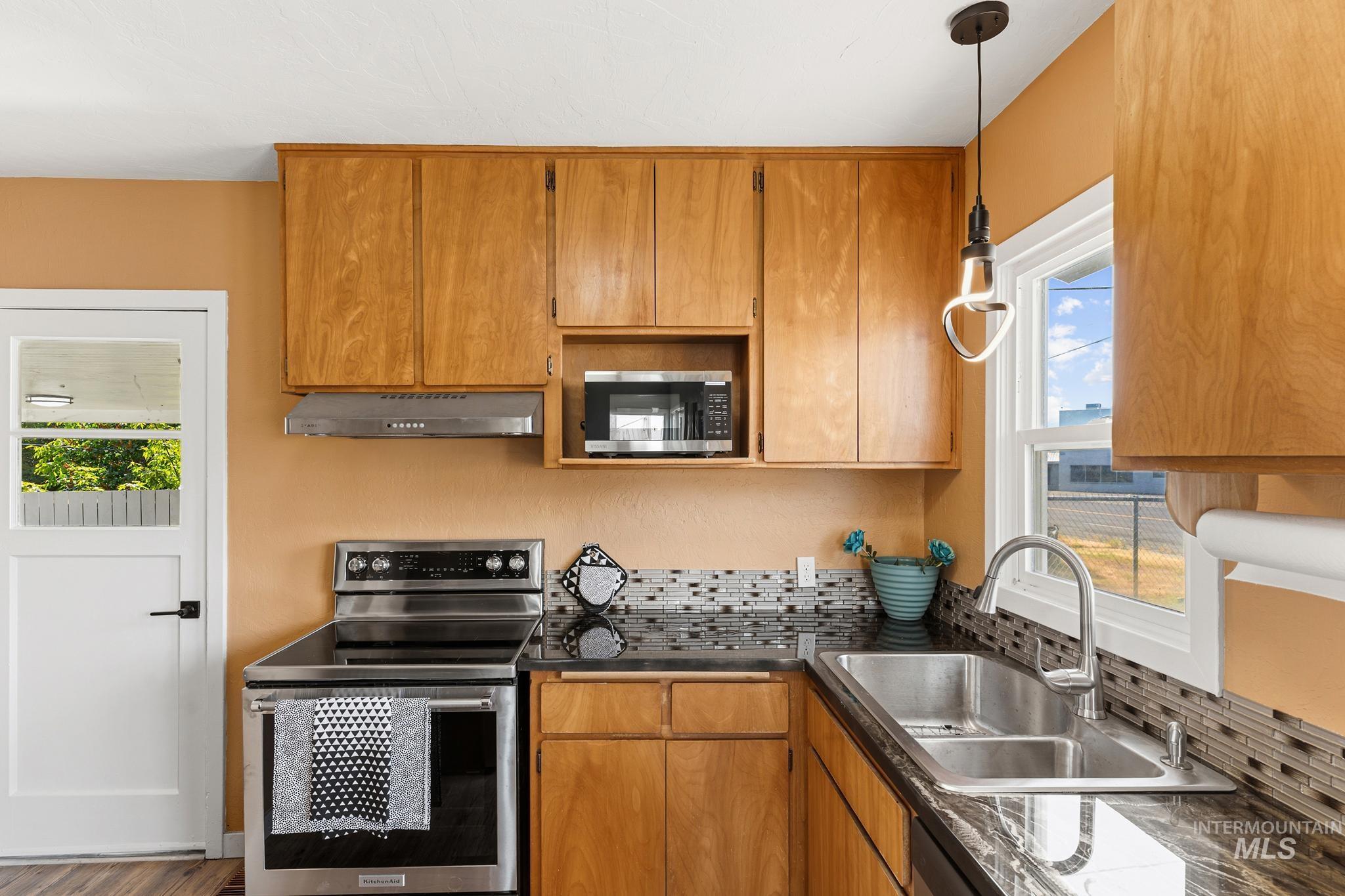 619 Thain Road Property Photo 4