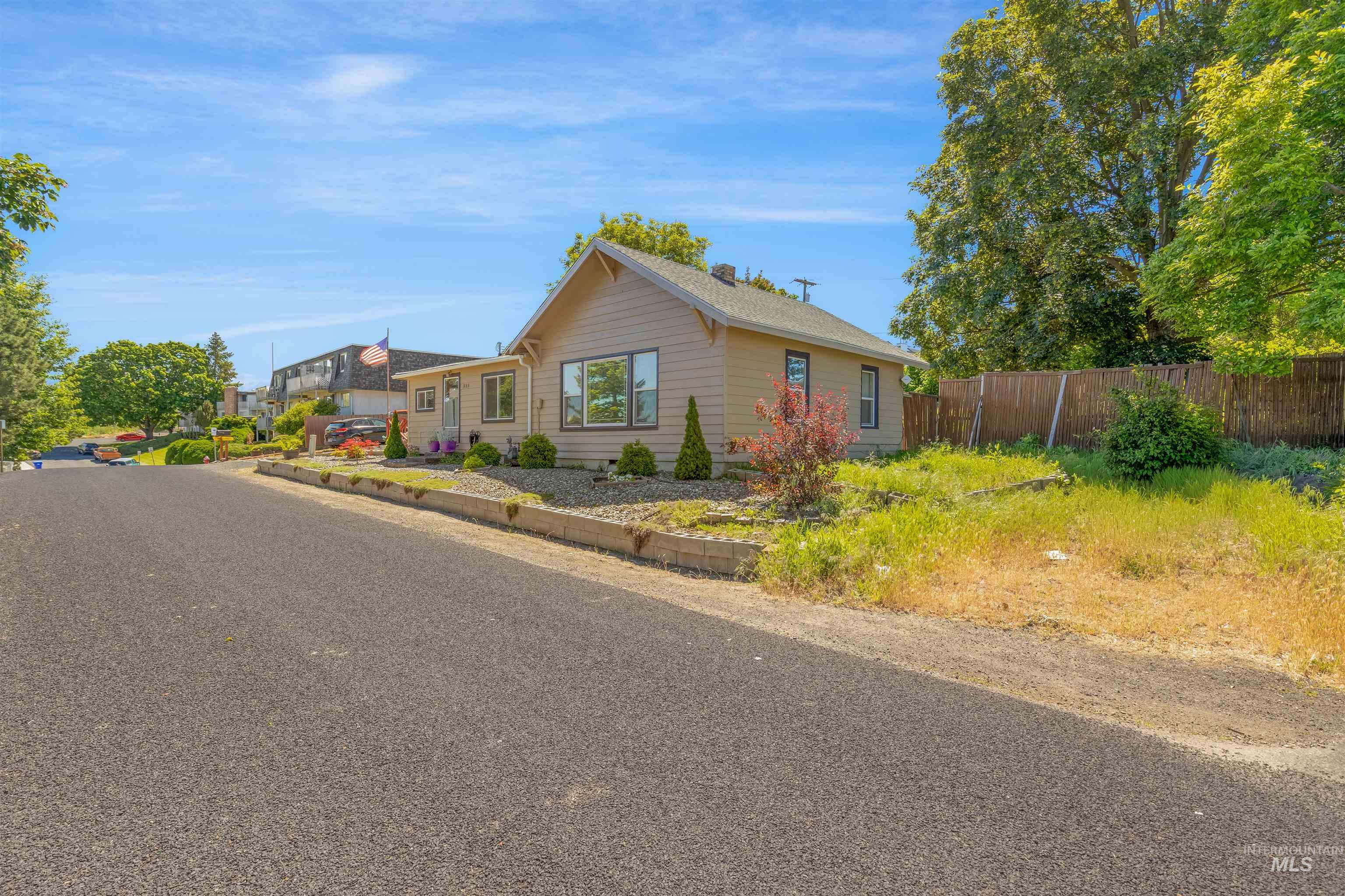 238 Hillcrest Road Property Photo 2