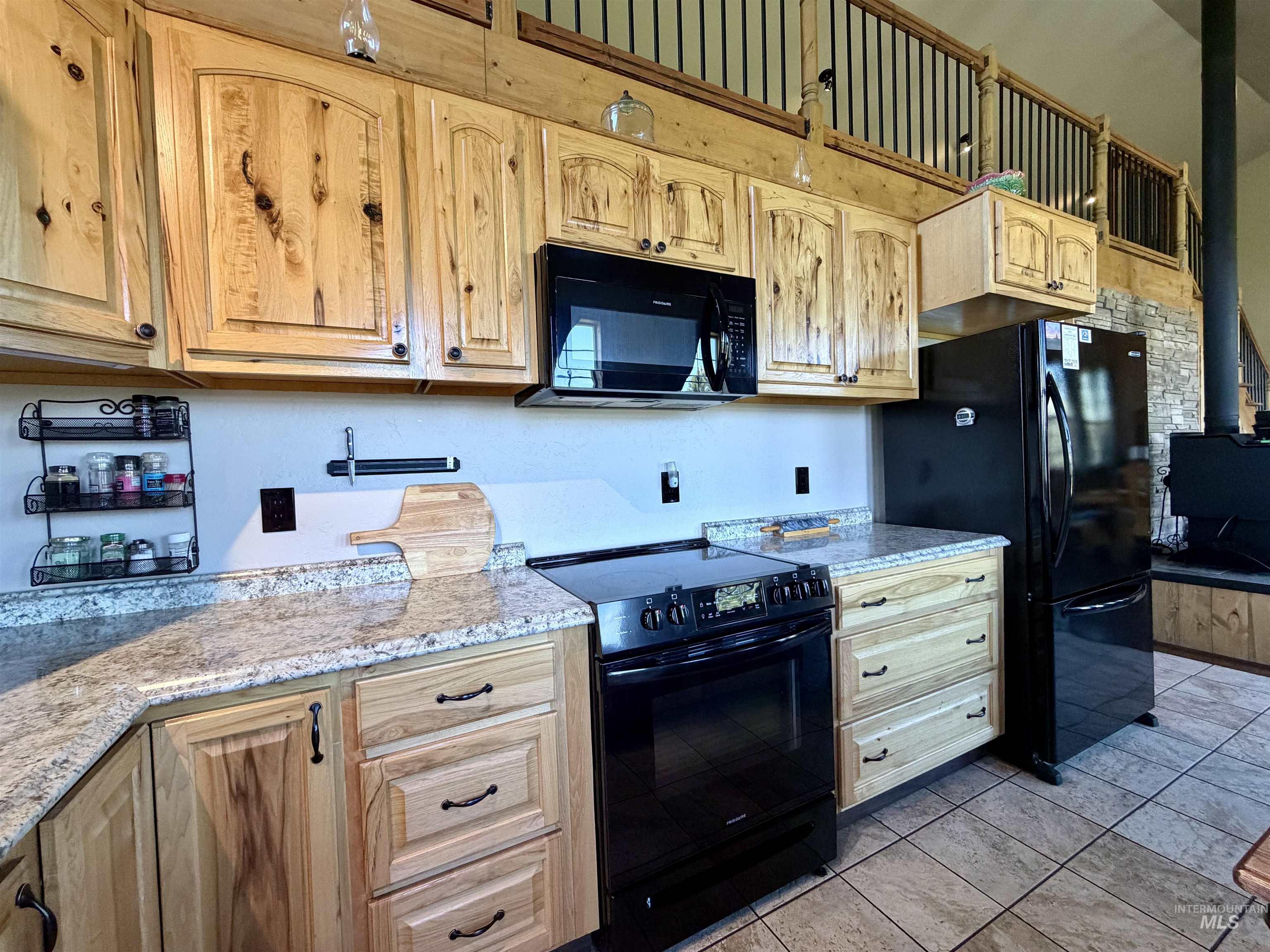 2284 Hill Street Property Photo 6
