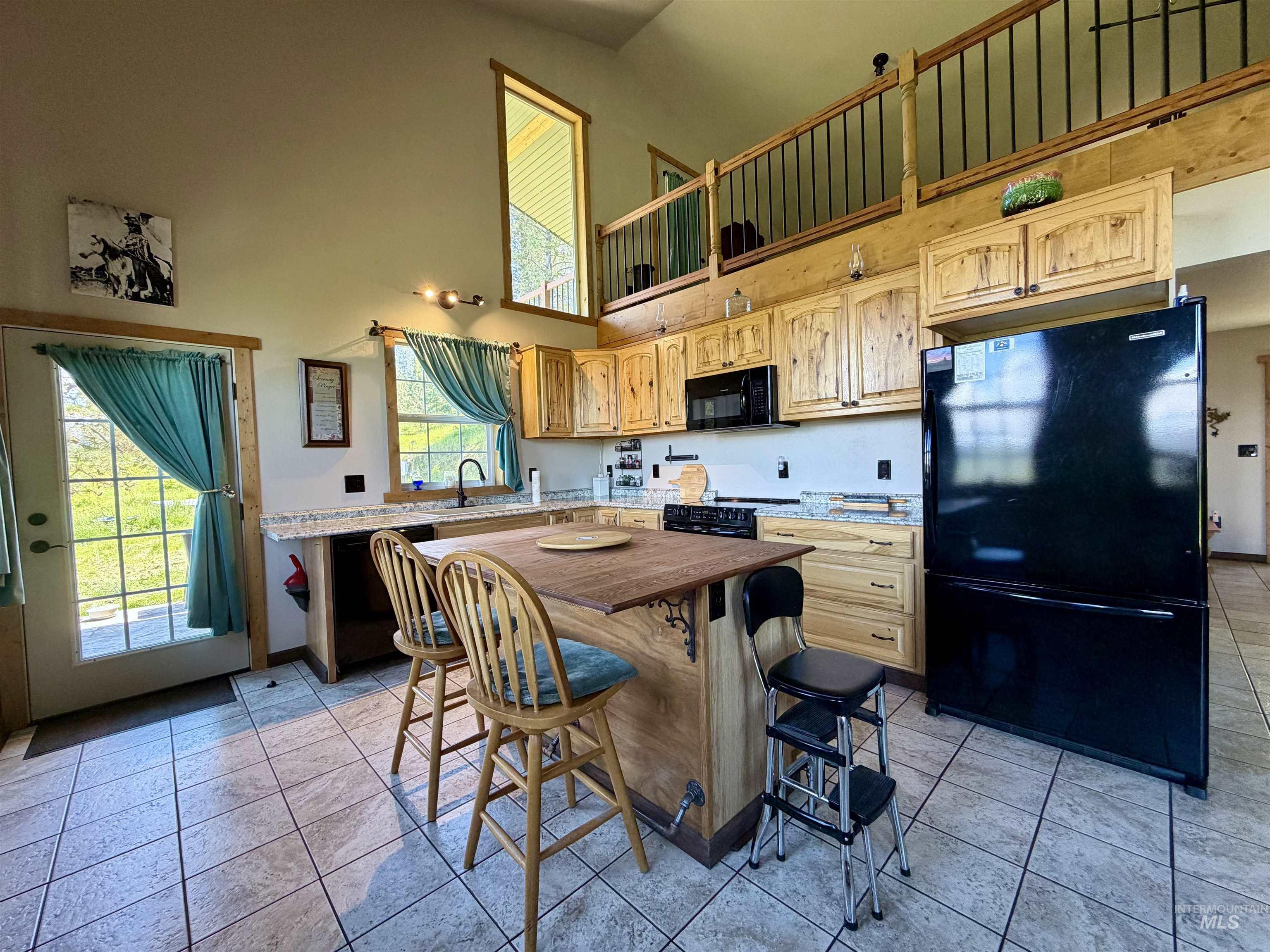 2284 Hill Street Property Photo 8