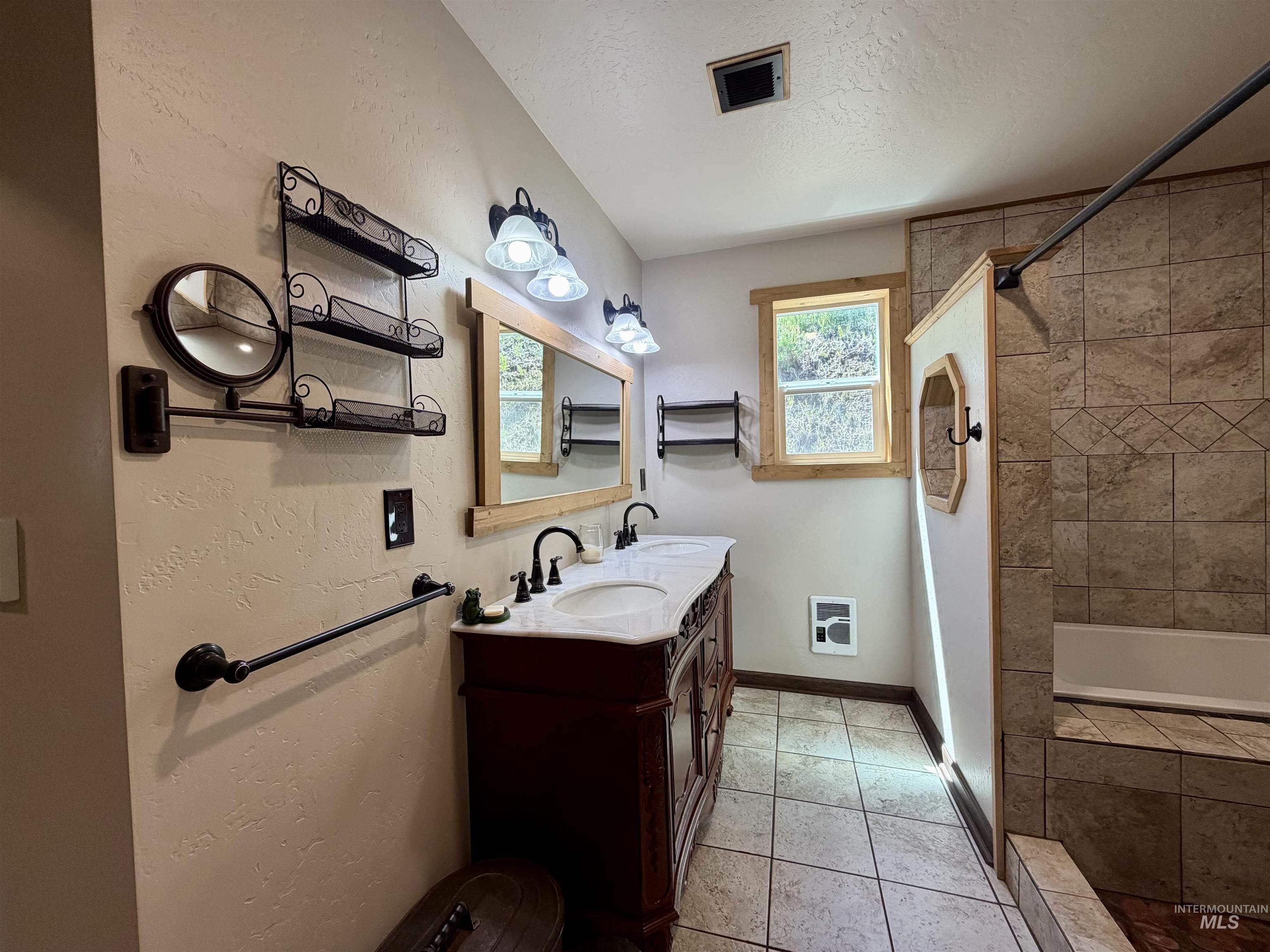 2284 Hill Street Property Photo 11