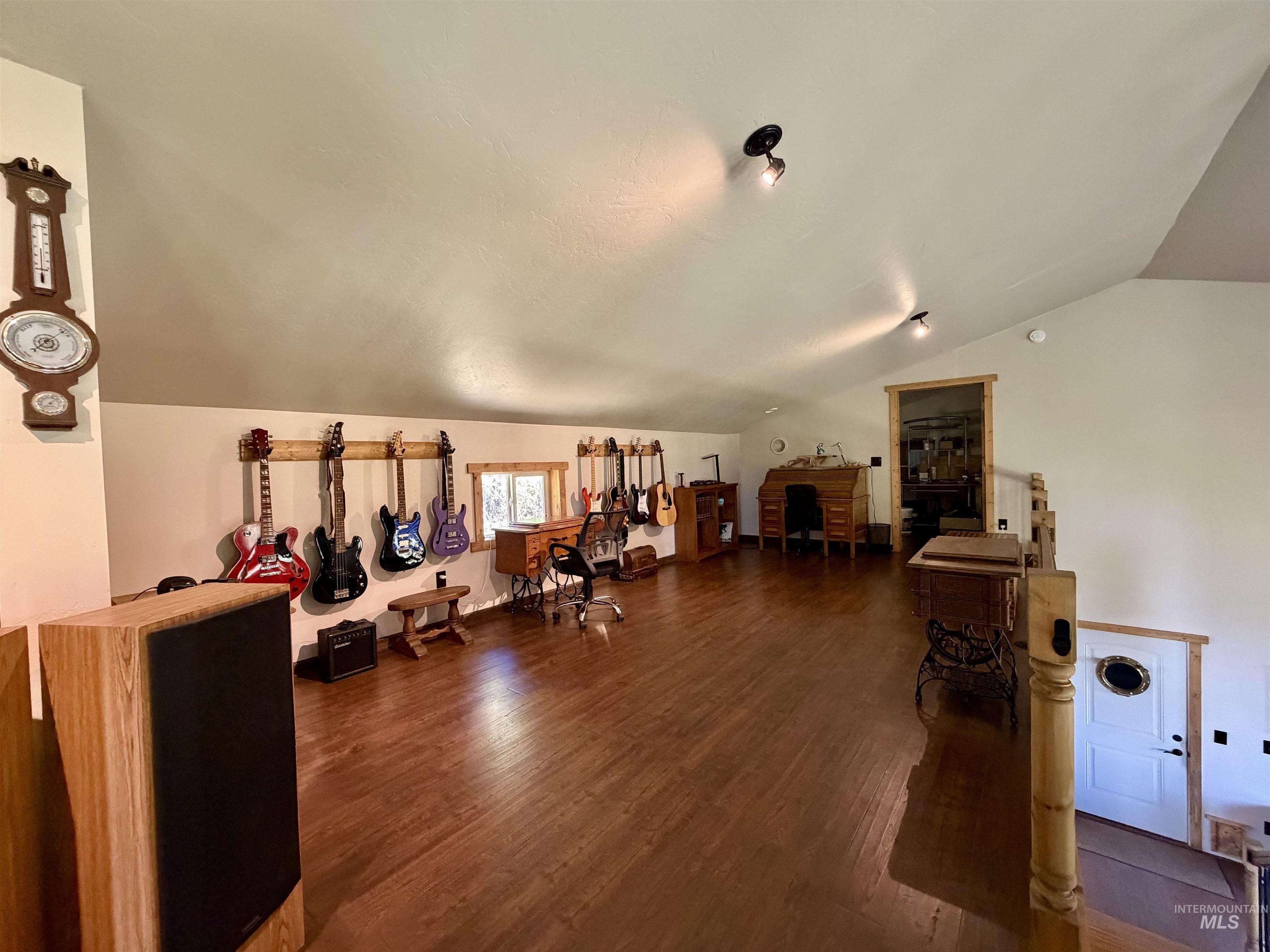 2284 Hill Street Property Photo 16