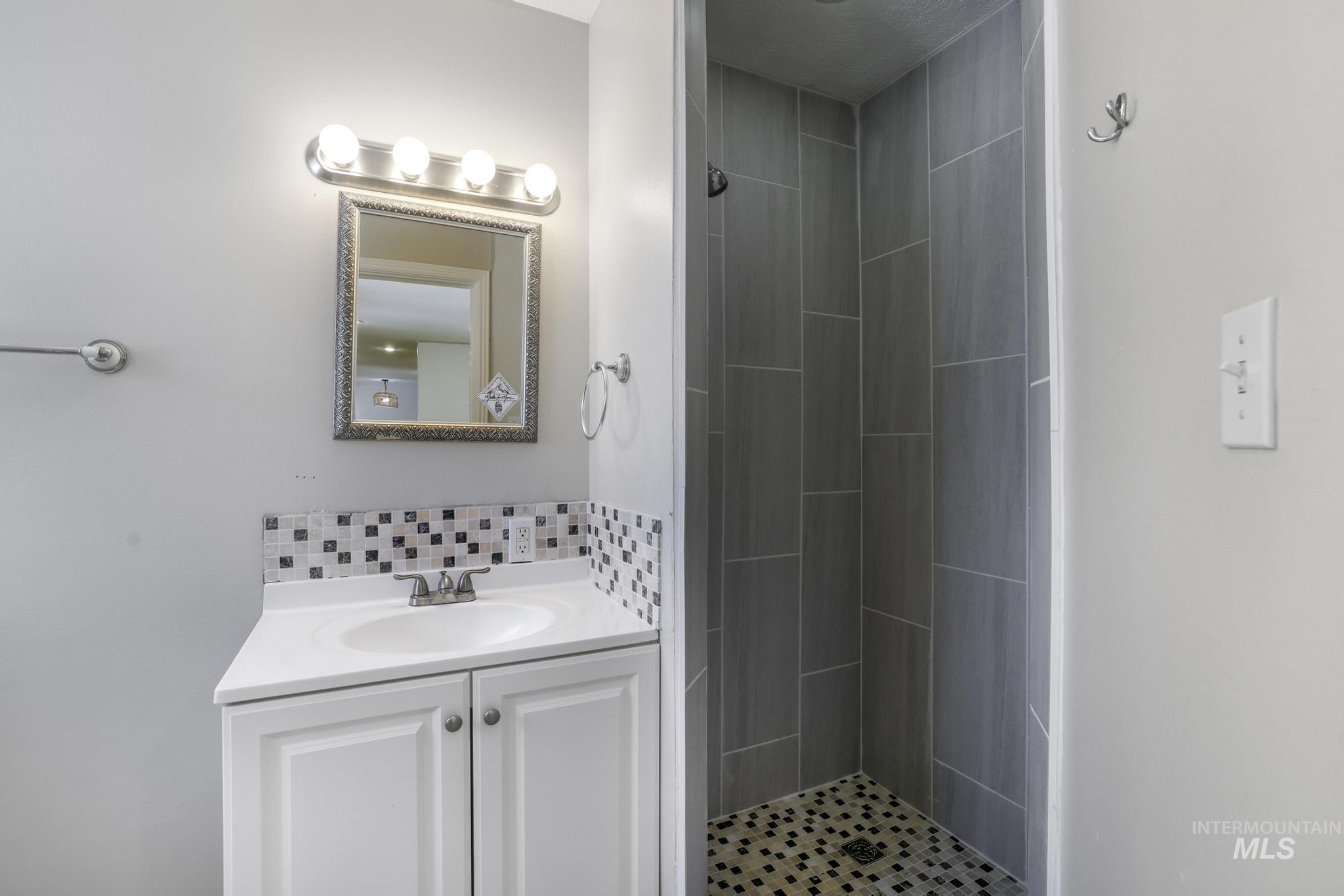 1228 Evergreen Dr Property Photo 7