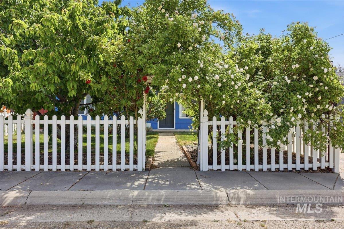8 N Sunset St Property Photo 2