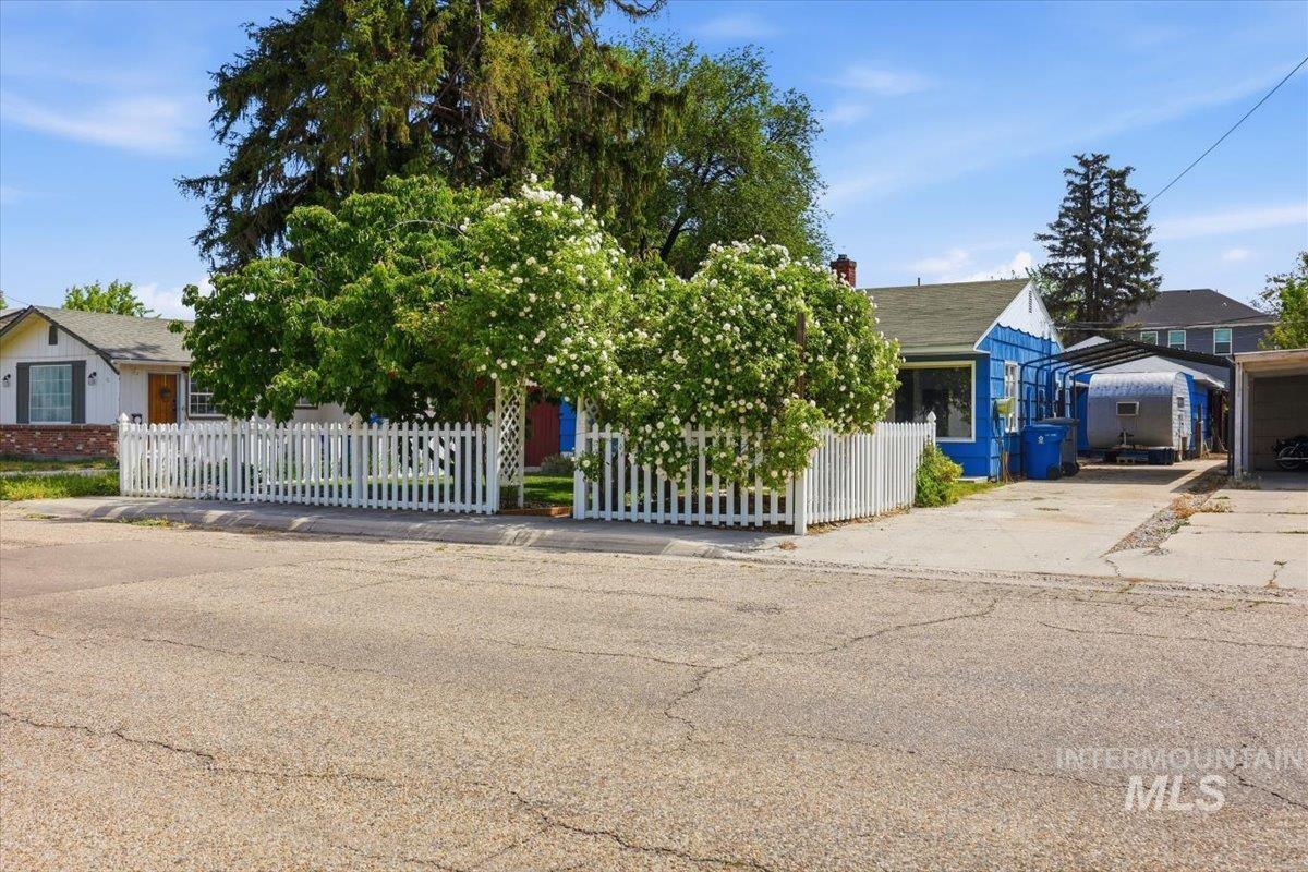 8 N Sunset St Property Photo 3