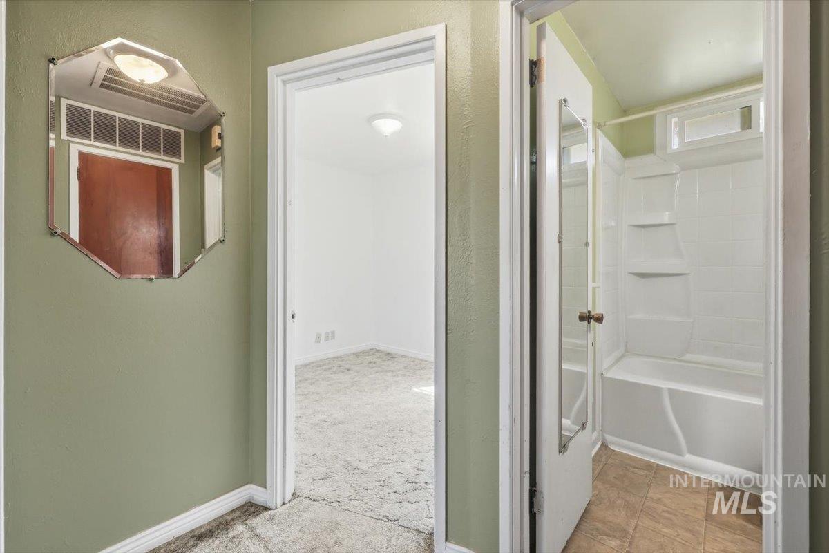 8 N Sunset St Property Photo 9