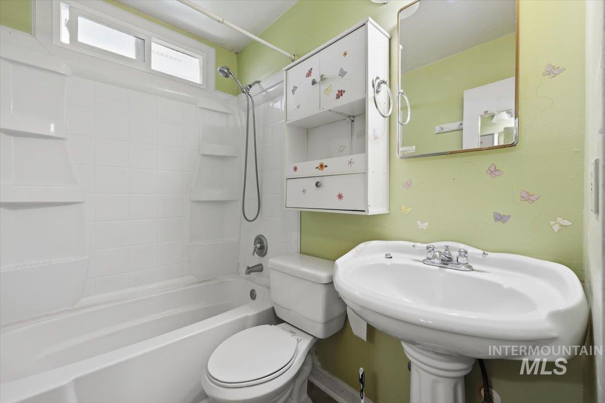 8 N Sunset St Property Photo 10