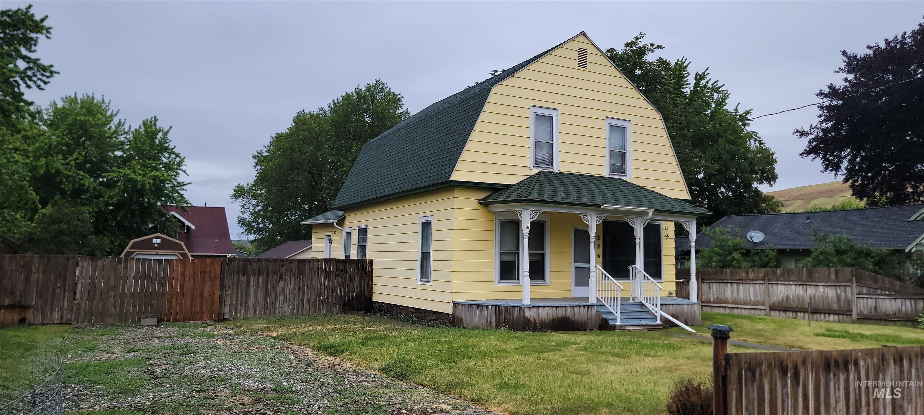 226 13th St Property Photo 6