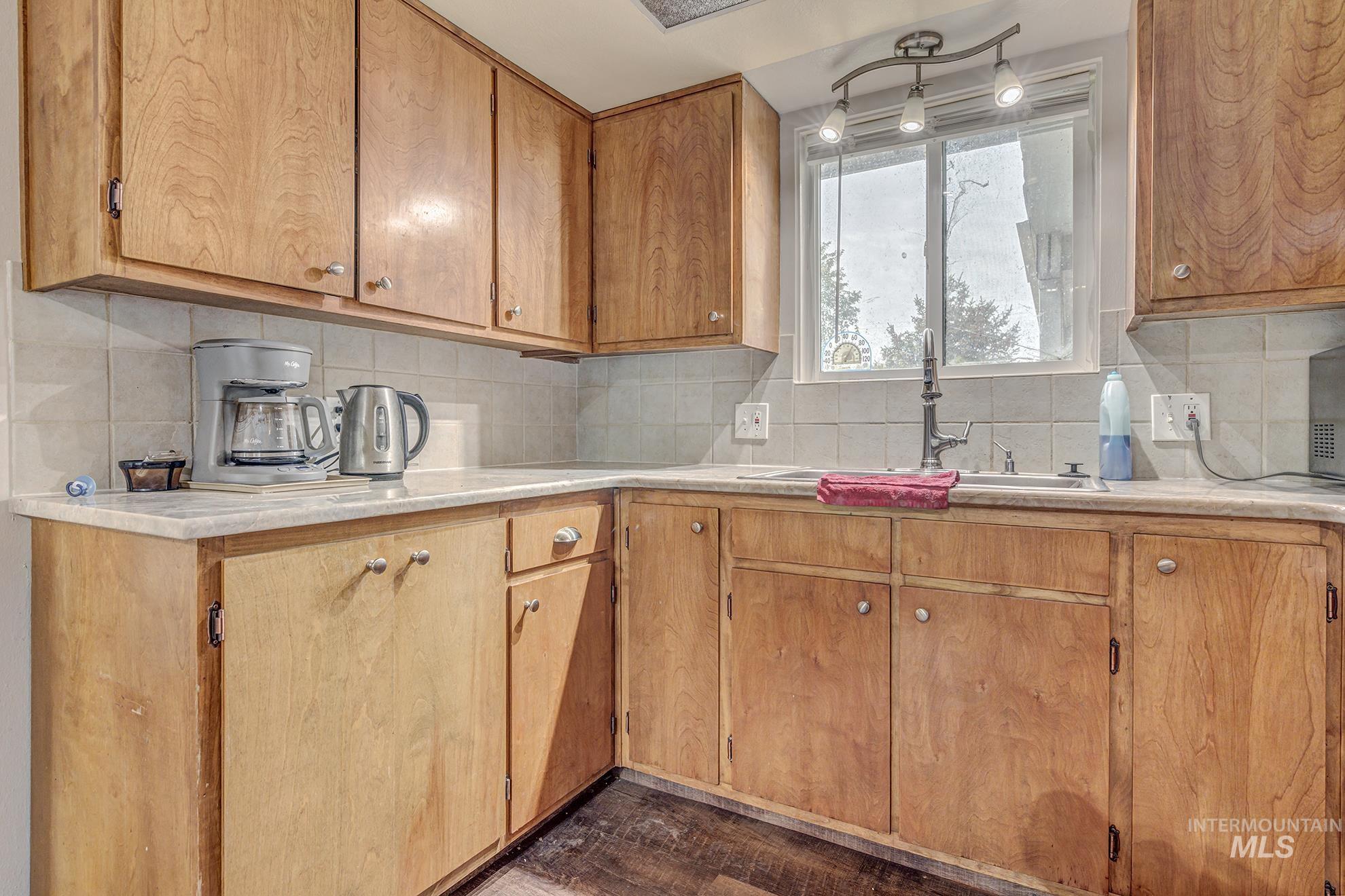 842 W Butterfield St. Property Photo 18
