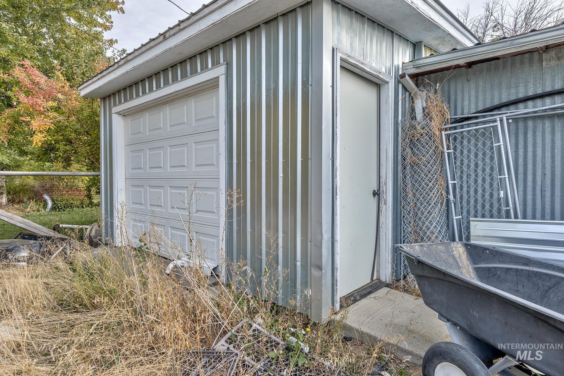 842 W Butterfield St. Property Photo 29