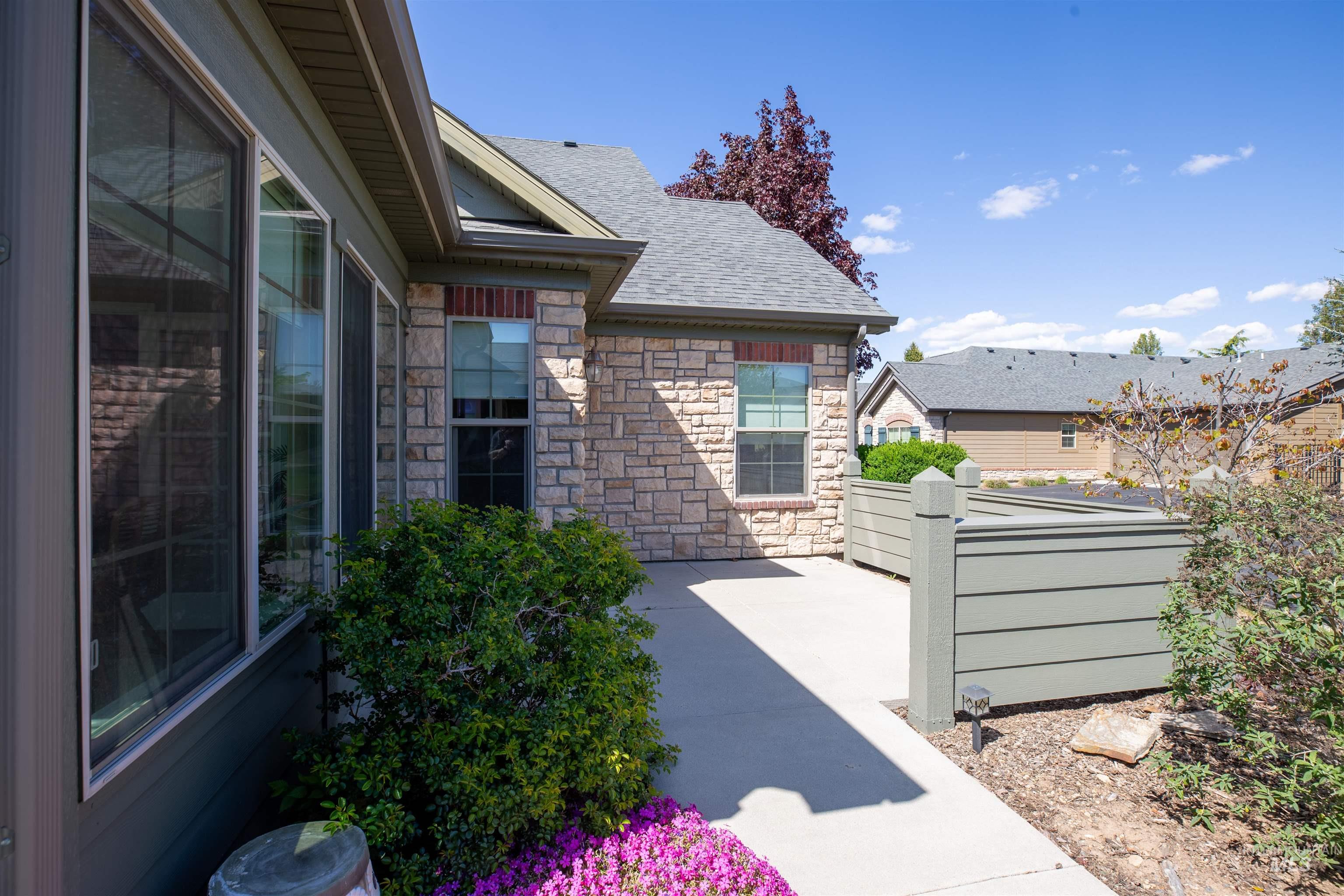 2858 N Cloverdale Rd Property Photo 4