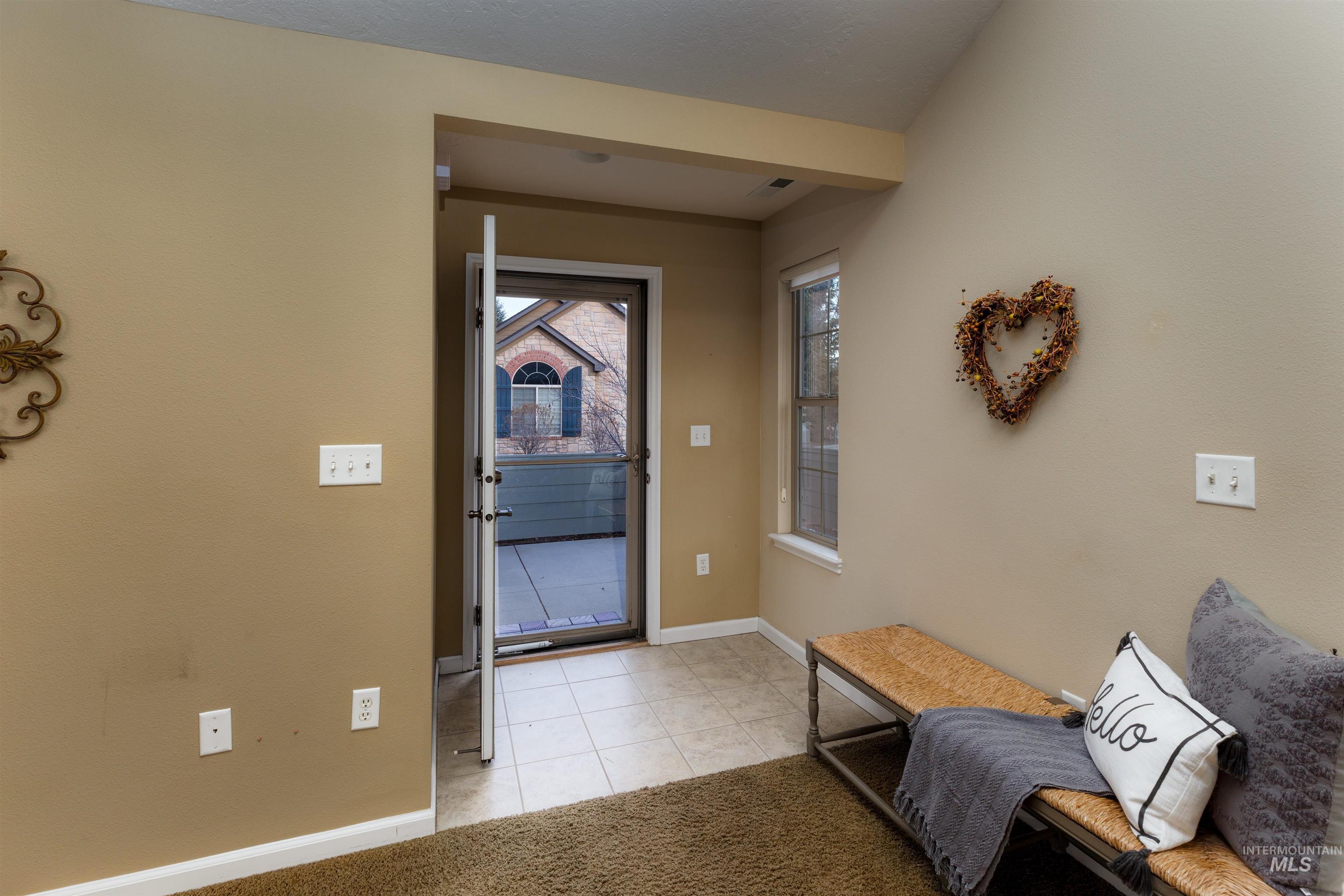 2858 N Cloverdale Rd Property Photo 5