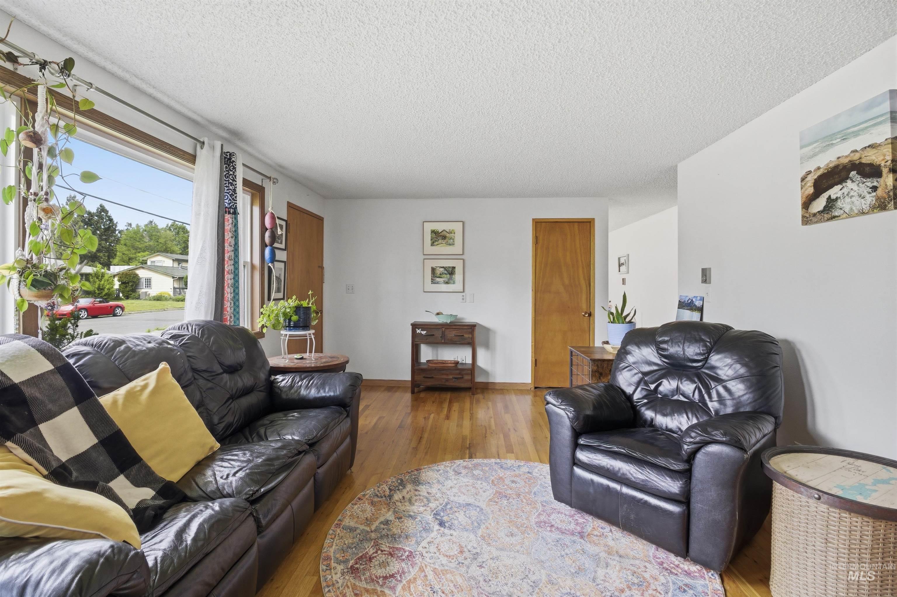 1651 Hillcrest Drive Property Photo 4
