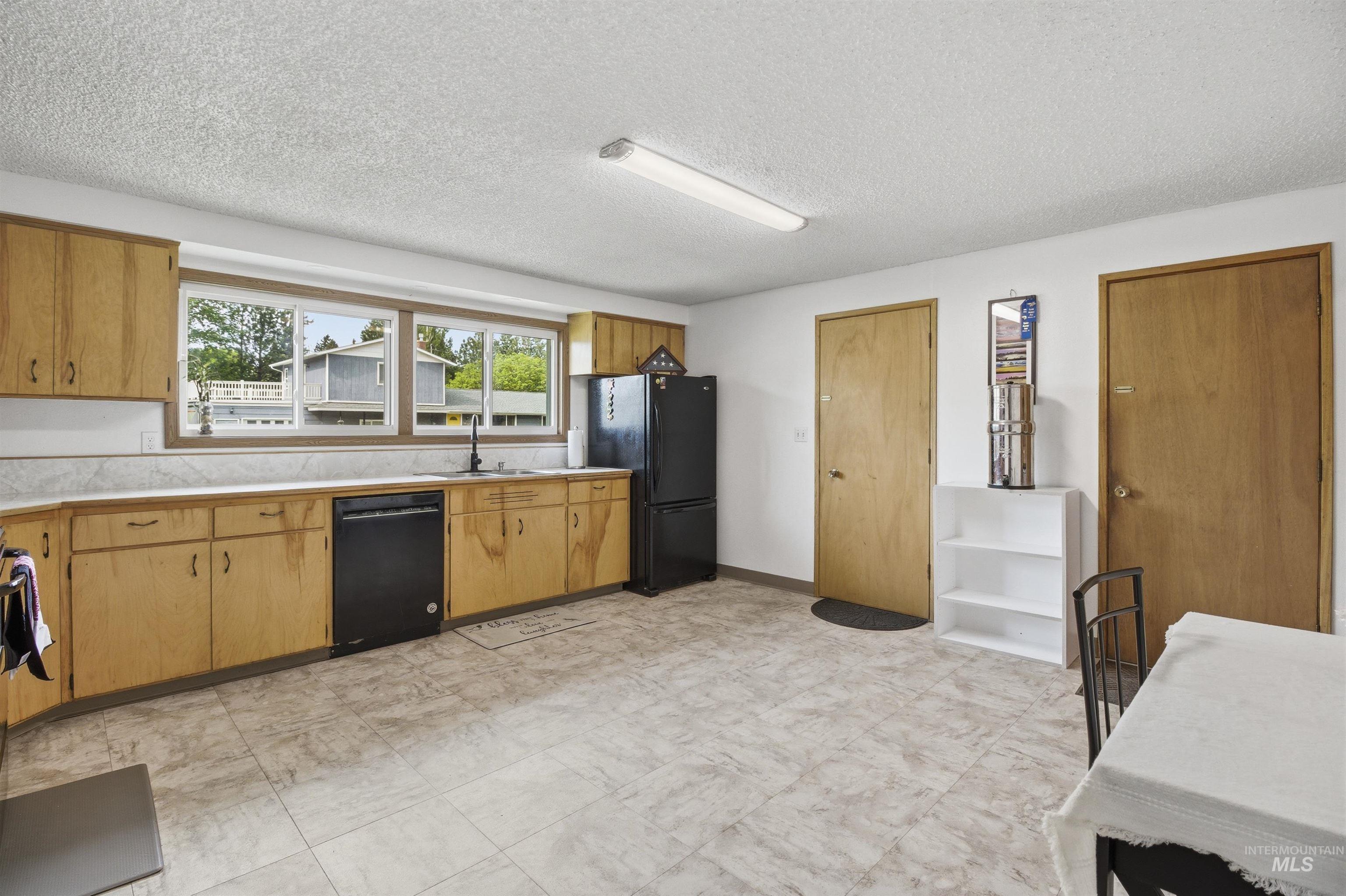 1651 Hillcrest Drive Property Photo 7
