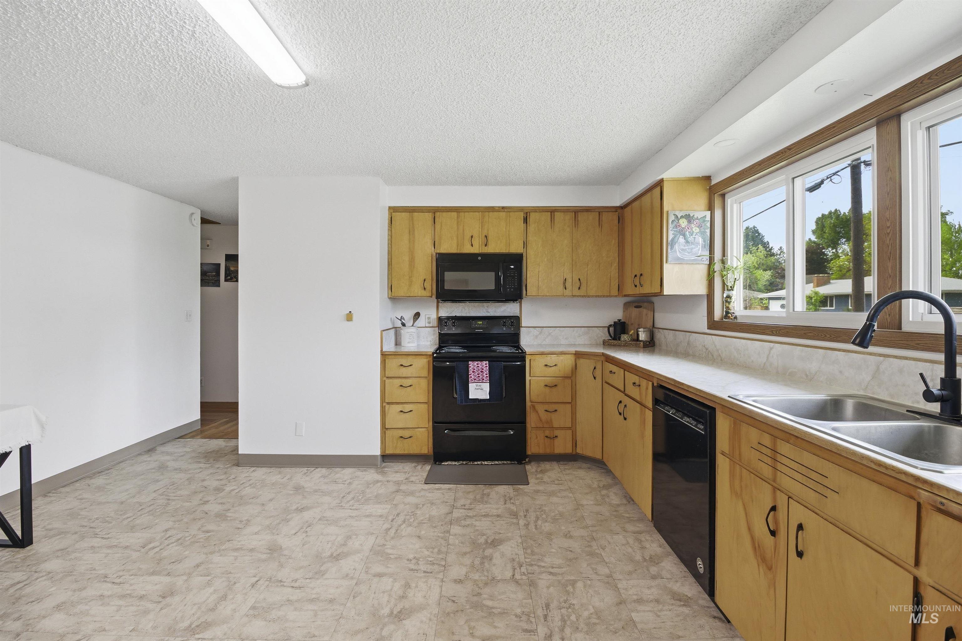 1651 Hillcrest Drive Property Photo 8