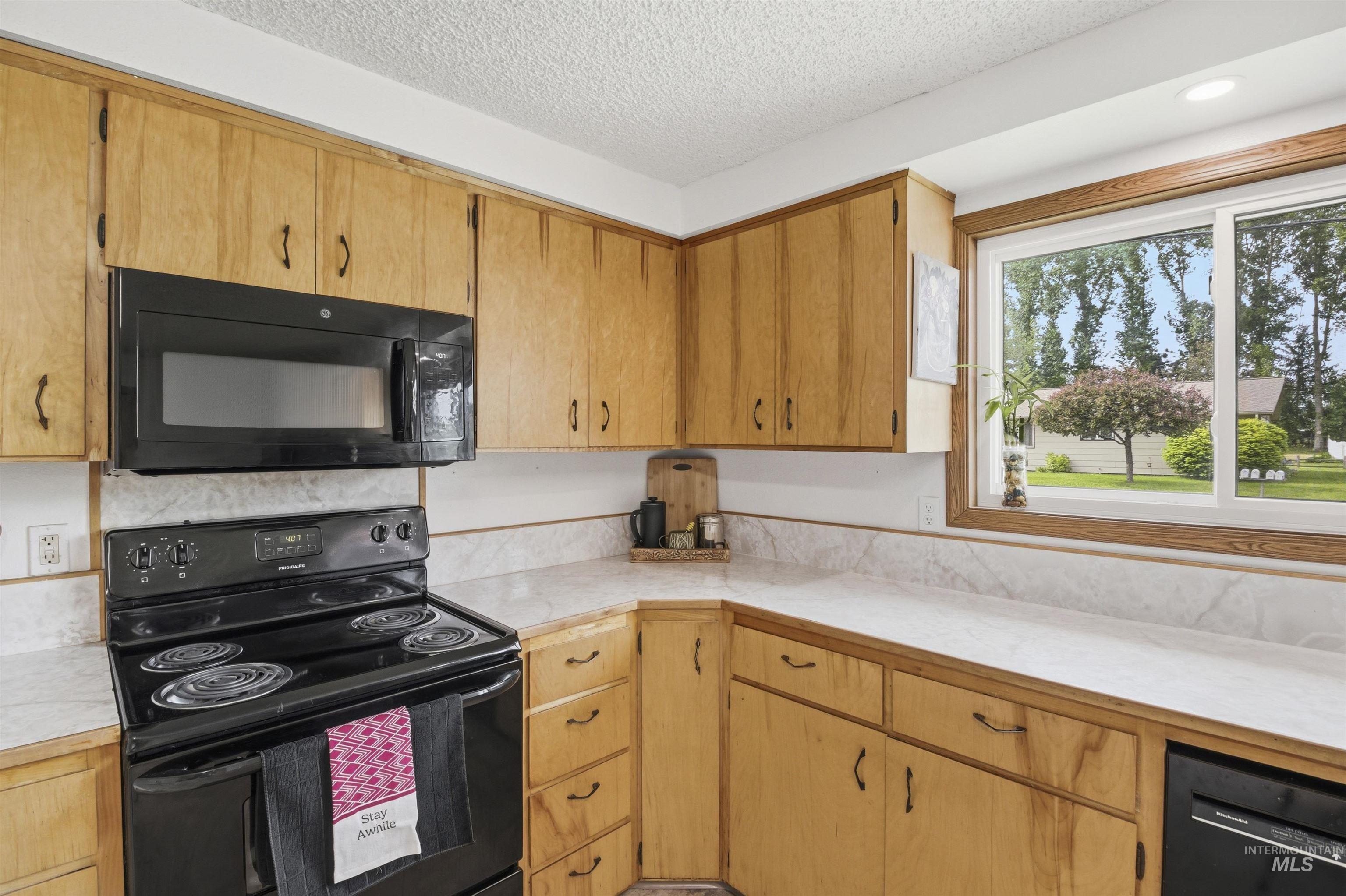 1651 Hillcrest Drive Property Photo 12