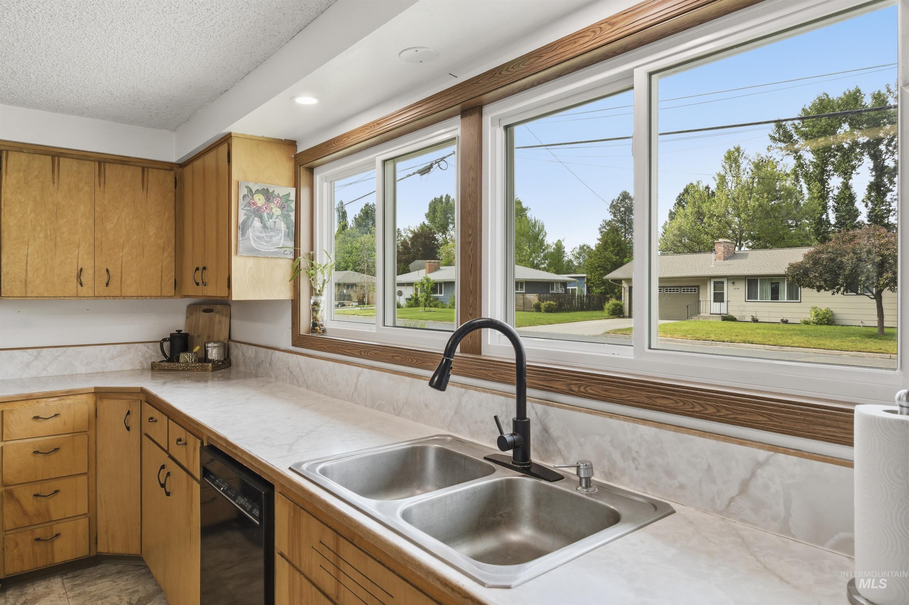 1651 Hillcrest Drive Property Photo 15