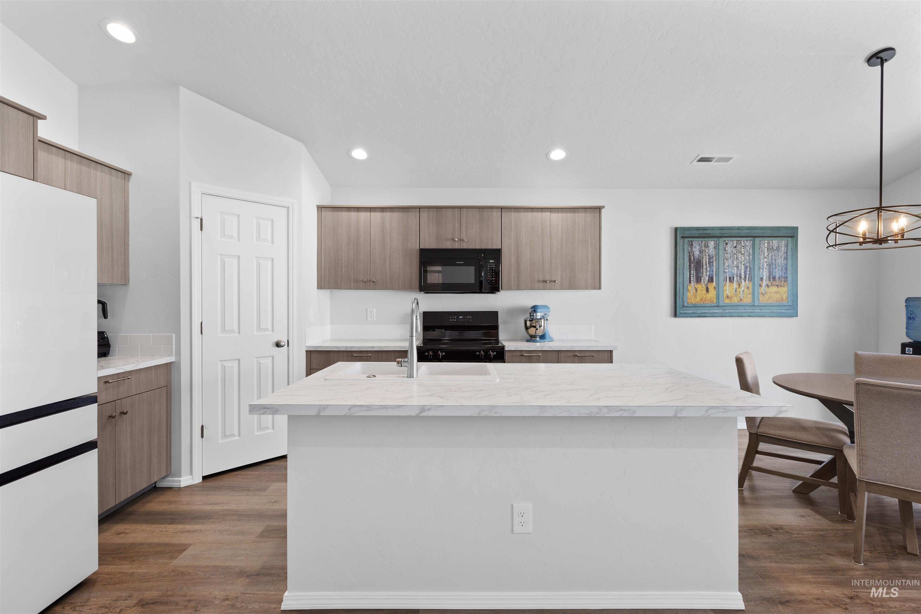 12322 Genevieve St Property Photo 18