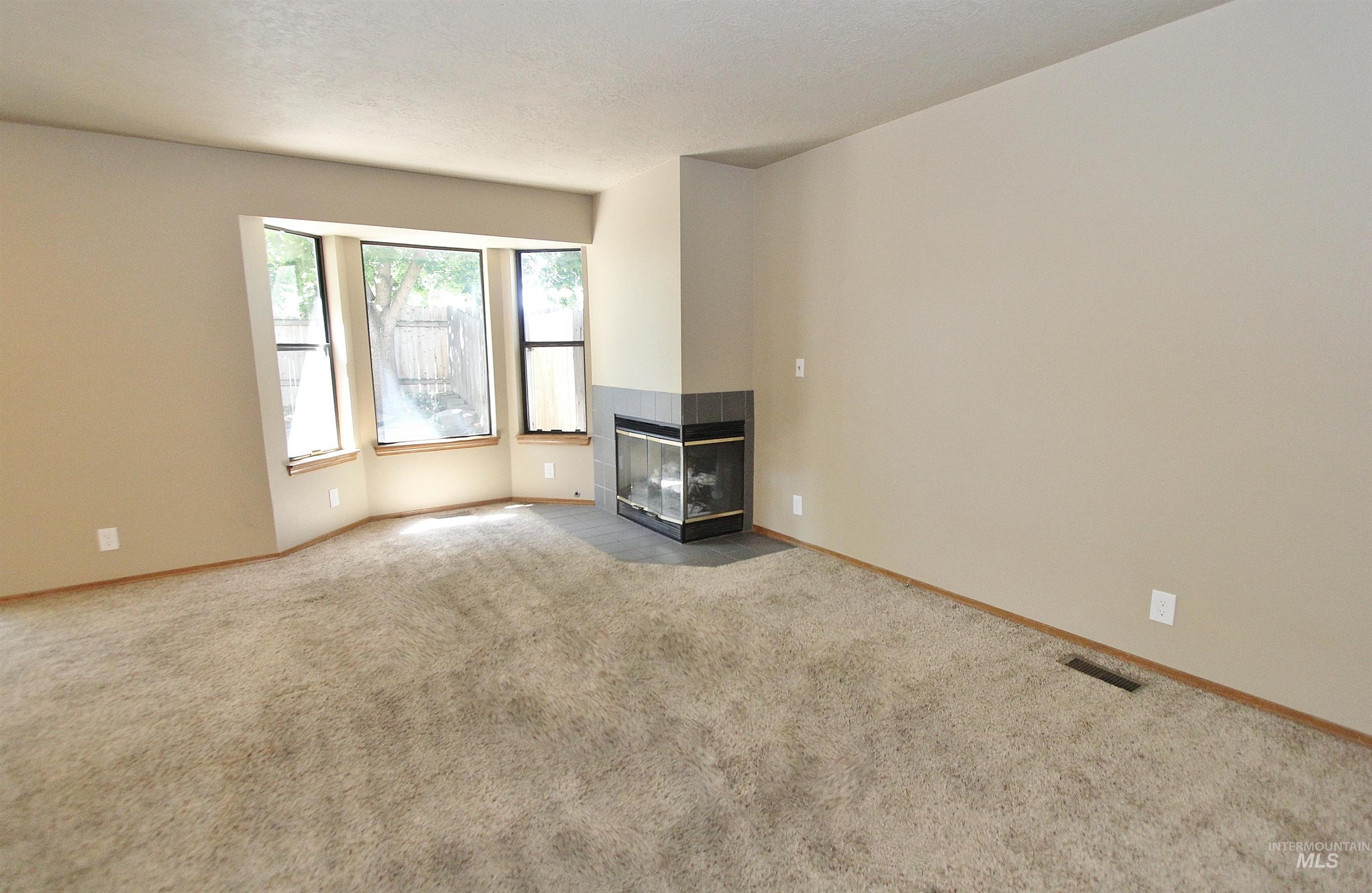 1958 S Division Ave Property Photo 3