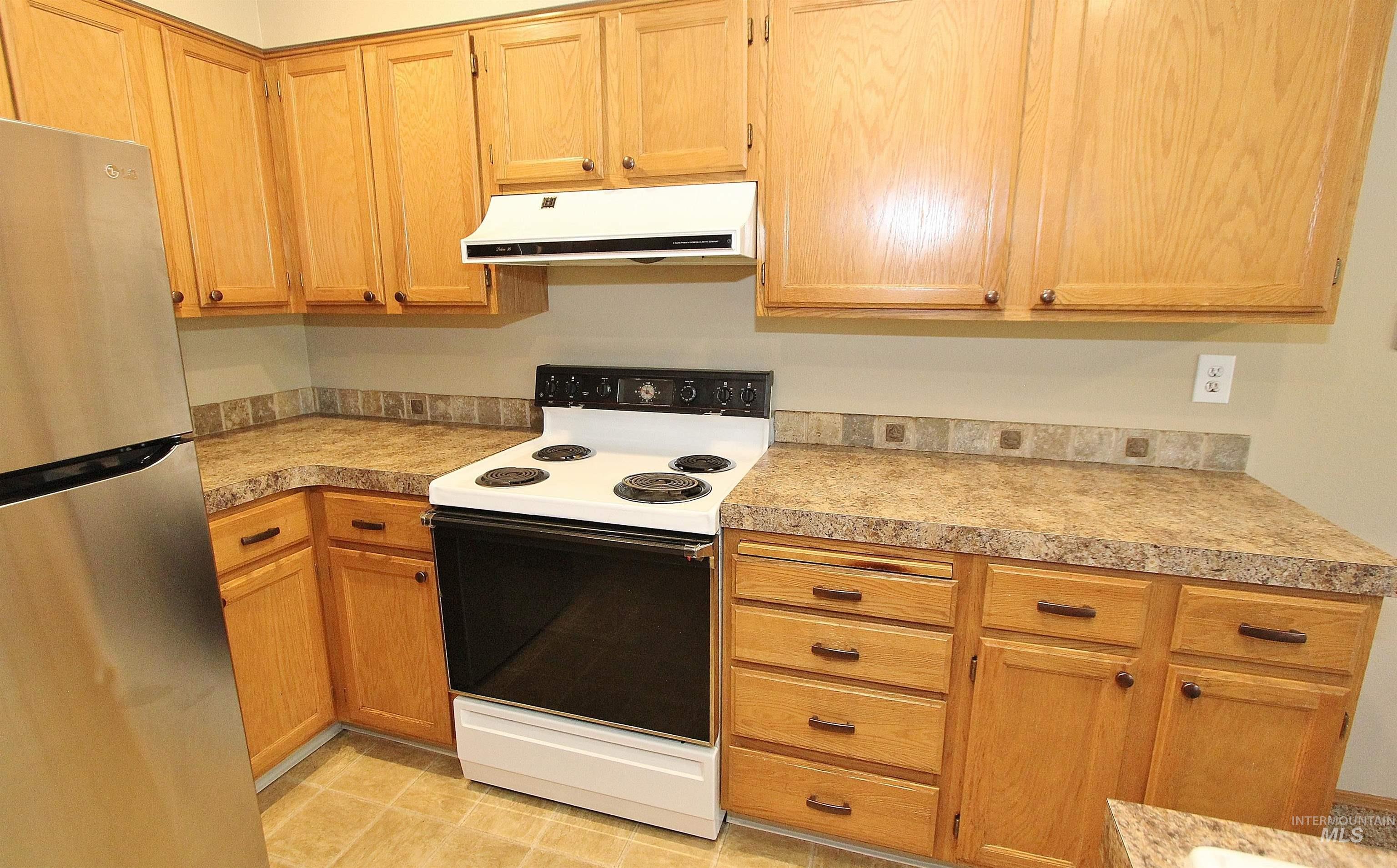 1958 S Division Ave Property Photo 8