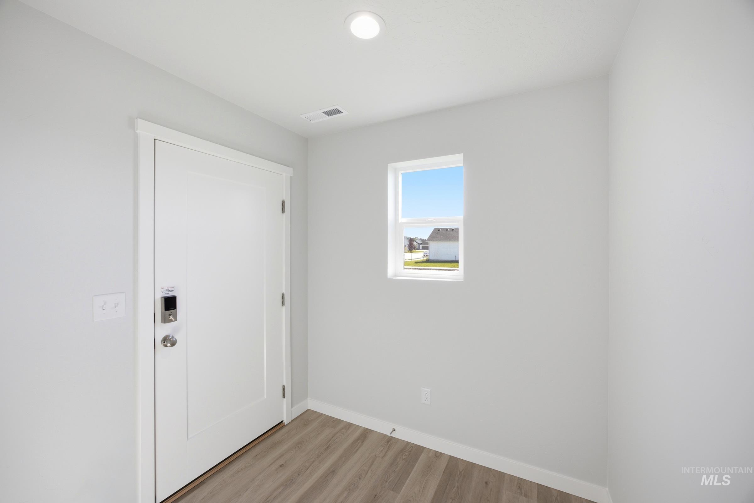 1595 Sunday River St Property Photo 2