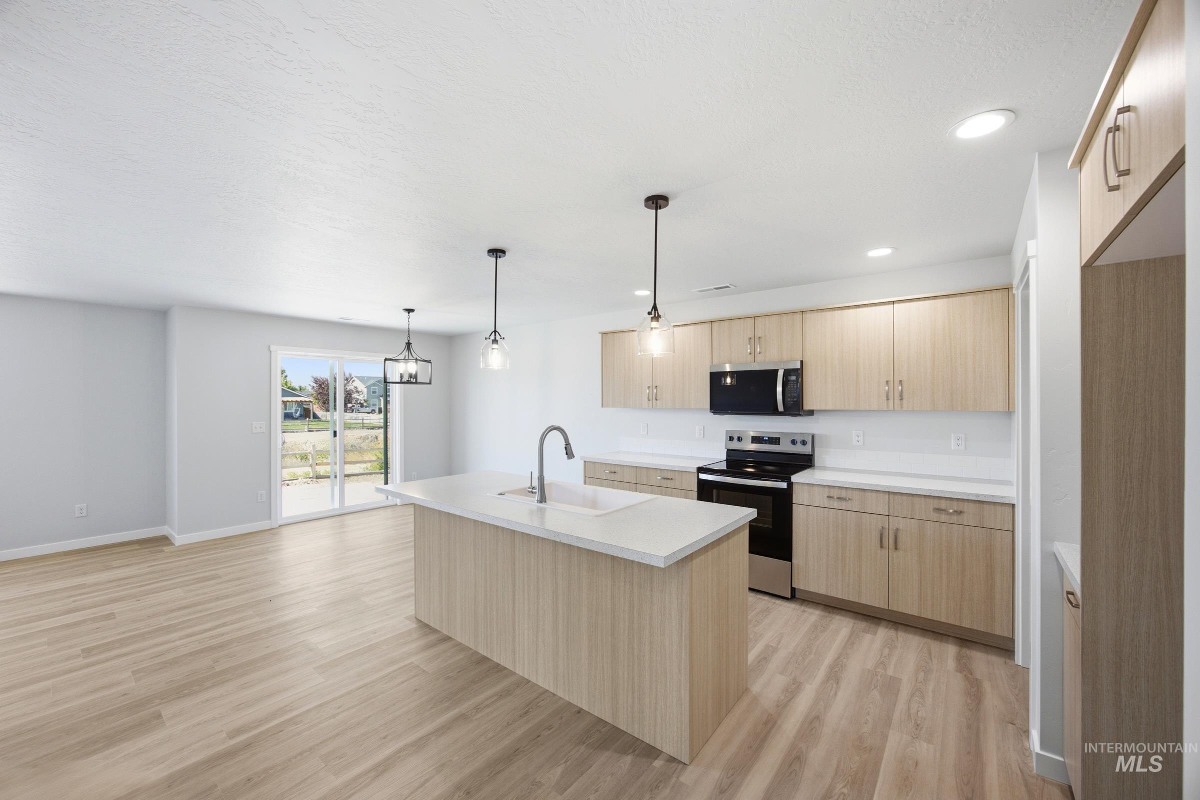 1595 Sunday River St Property Photo 3