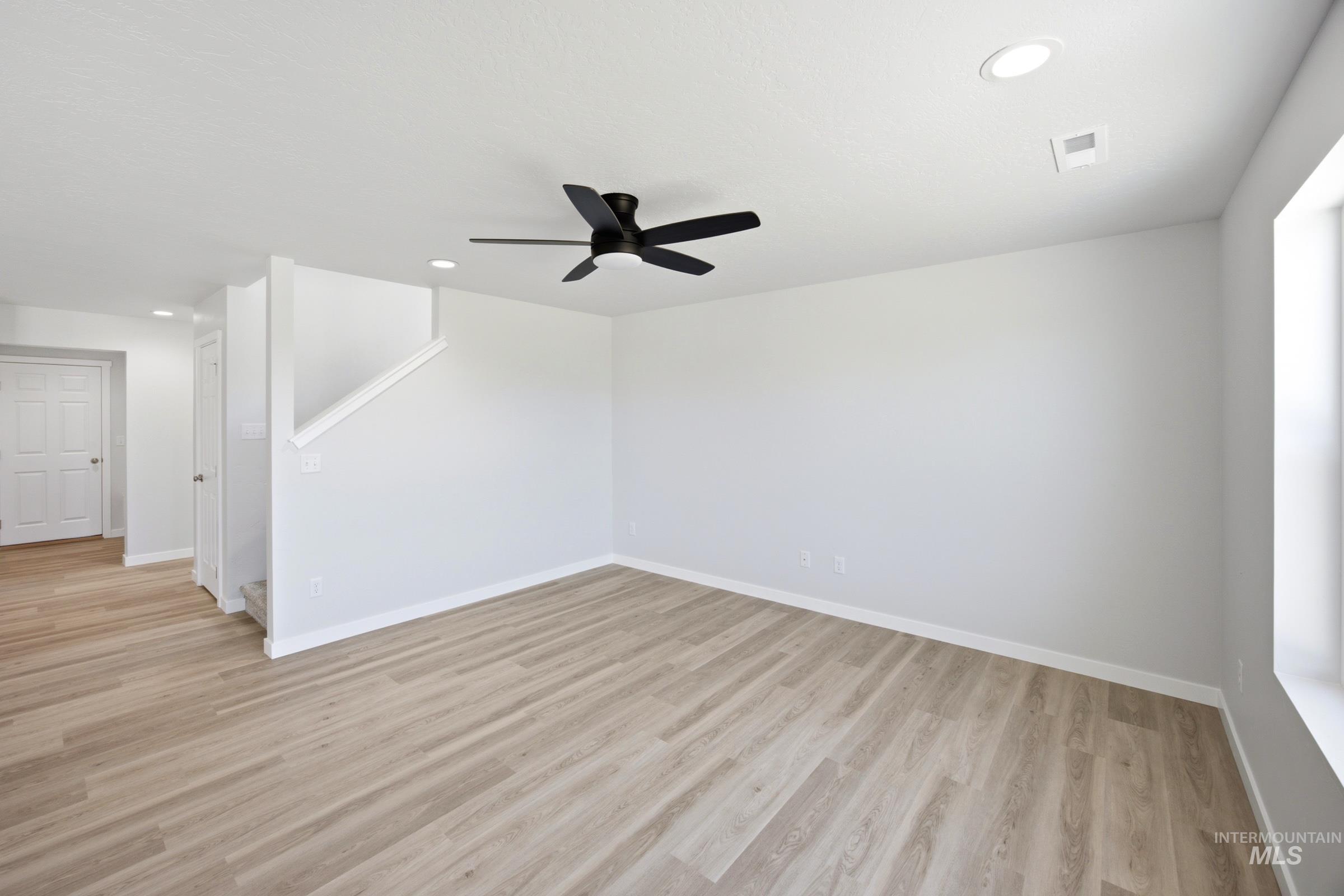 1595 Sunday River St Property Photo 9