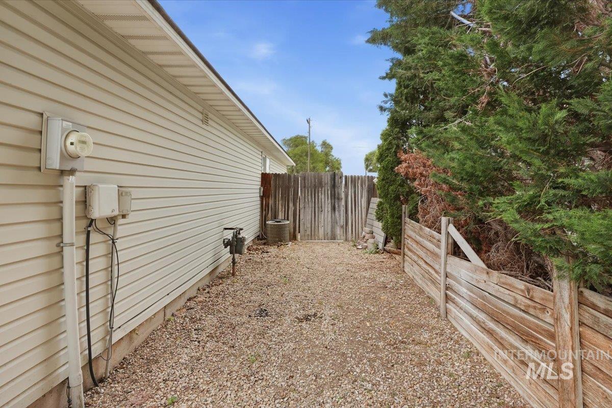 3304 S Holly St Property Photo 37
