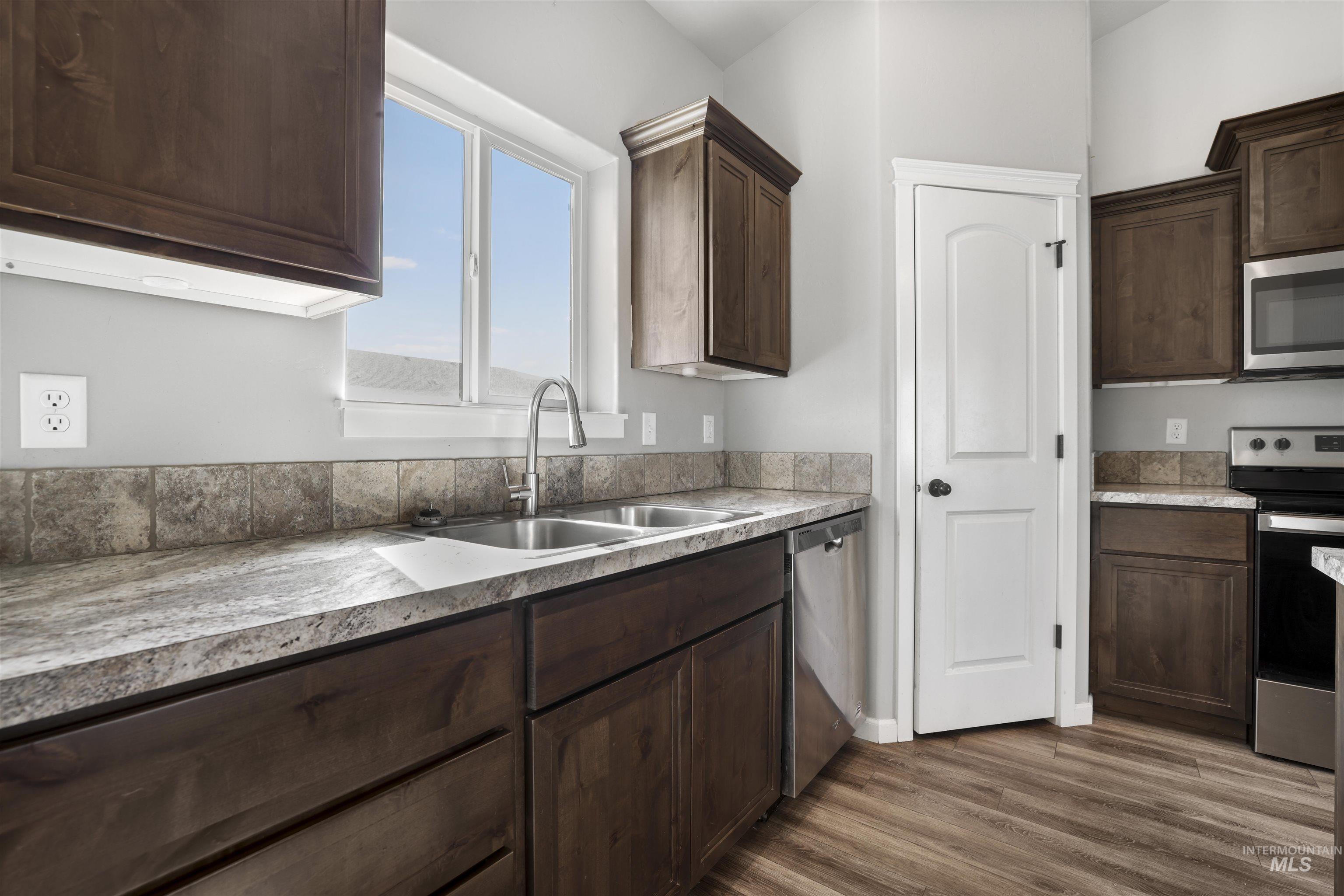 381 Benno St. Property Photo 8