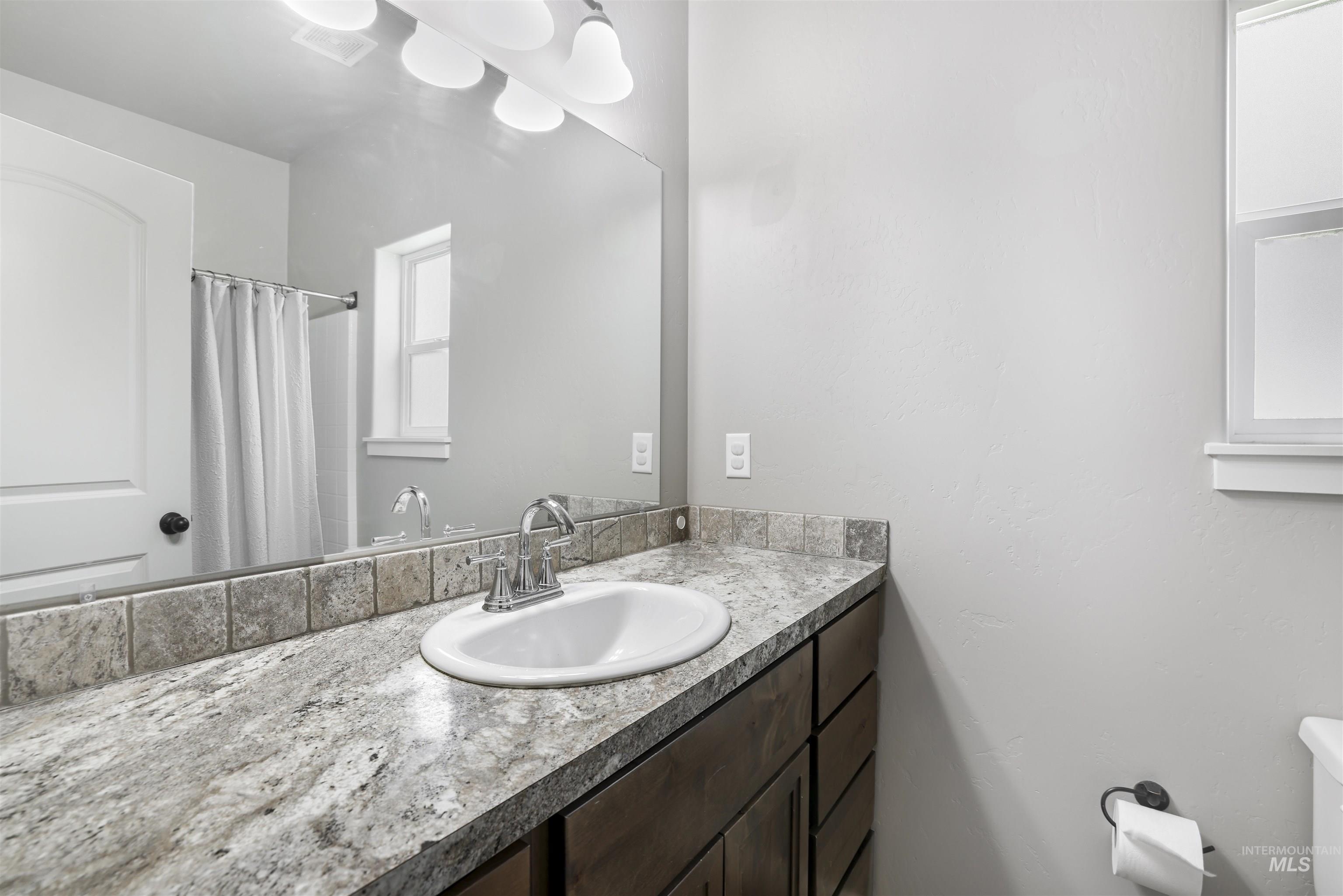 381 Benno St. Property Photo 9
